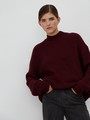 Свитер с фигурной вязкой, цвет: бордовый Allweneed Теплый свитер с добавлением шерсти альпака. Модель дополнена фигурной вязкой спереди. Приятной особенностью является то, что свитер мягкий на ощупь и не колется. Сочетайте данную модель с джинсами или в деловом образе.
На модели размер one size