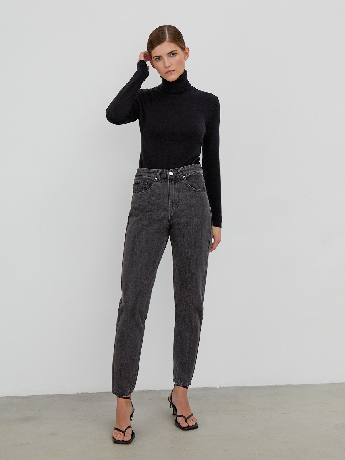 Базовые джинсы mom fit с пятью карманами. Выполнены из плотного материала, хорошо держат форму. Будьте внимательны: джинсы большемерят. Если вы носите размер S - выбирайте размер XS.

На модели размер XXS