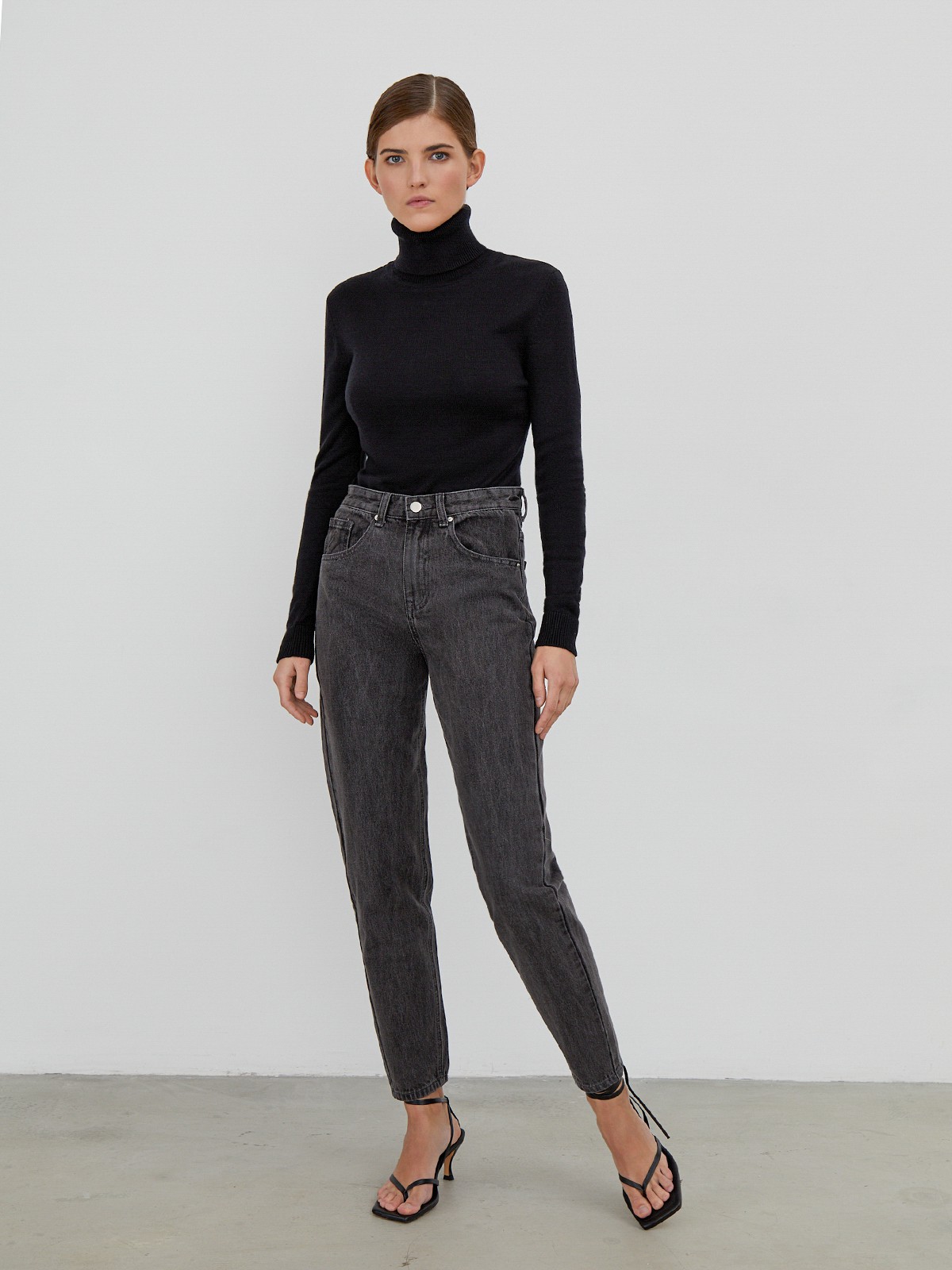 Классическая водолазка с длинным рукавом и высоким воротом. Отлично сочетается с брюками свободного кроя, юбками-карандаш и джинсами mom fit.

На модели размер XS