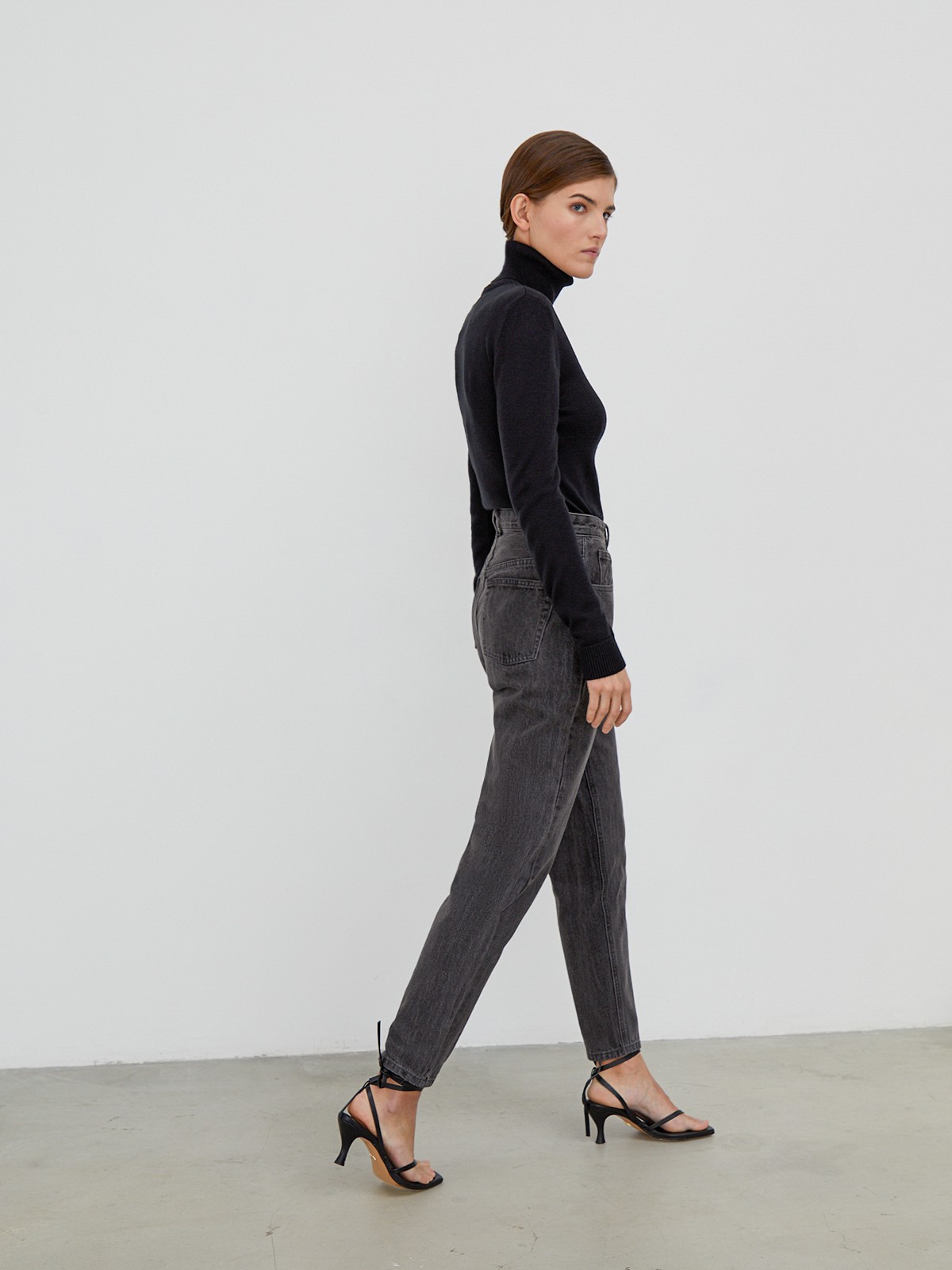 Базовые джинсы mom fit с пятью карманами. Выполнены из плотного материала, хорошо держат форму. Будьте внимательны: джинсы большемерят. Если вы носите размер S - выбирайте размер XS.

На модели размер XXS