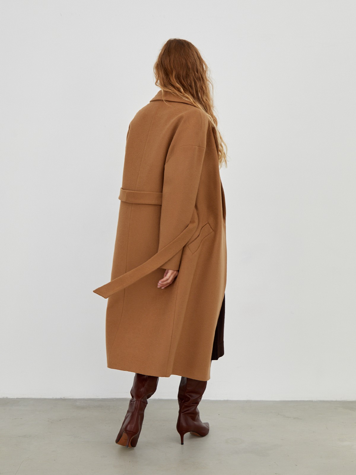 Бестселлер осенней коллекции в новом, утепленномисполнении. Базовое пальто-халат из плотной шерсти. Модель прямого силуэтас английским воротником.Пальто дополнено двумя вместительными карманами,без застежки ипоясом из основного материала.

Зимняя модель пальто утеплена шерстепоном и греет до -10.

На модели размер XS