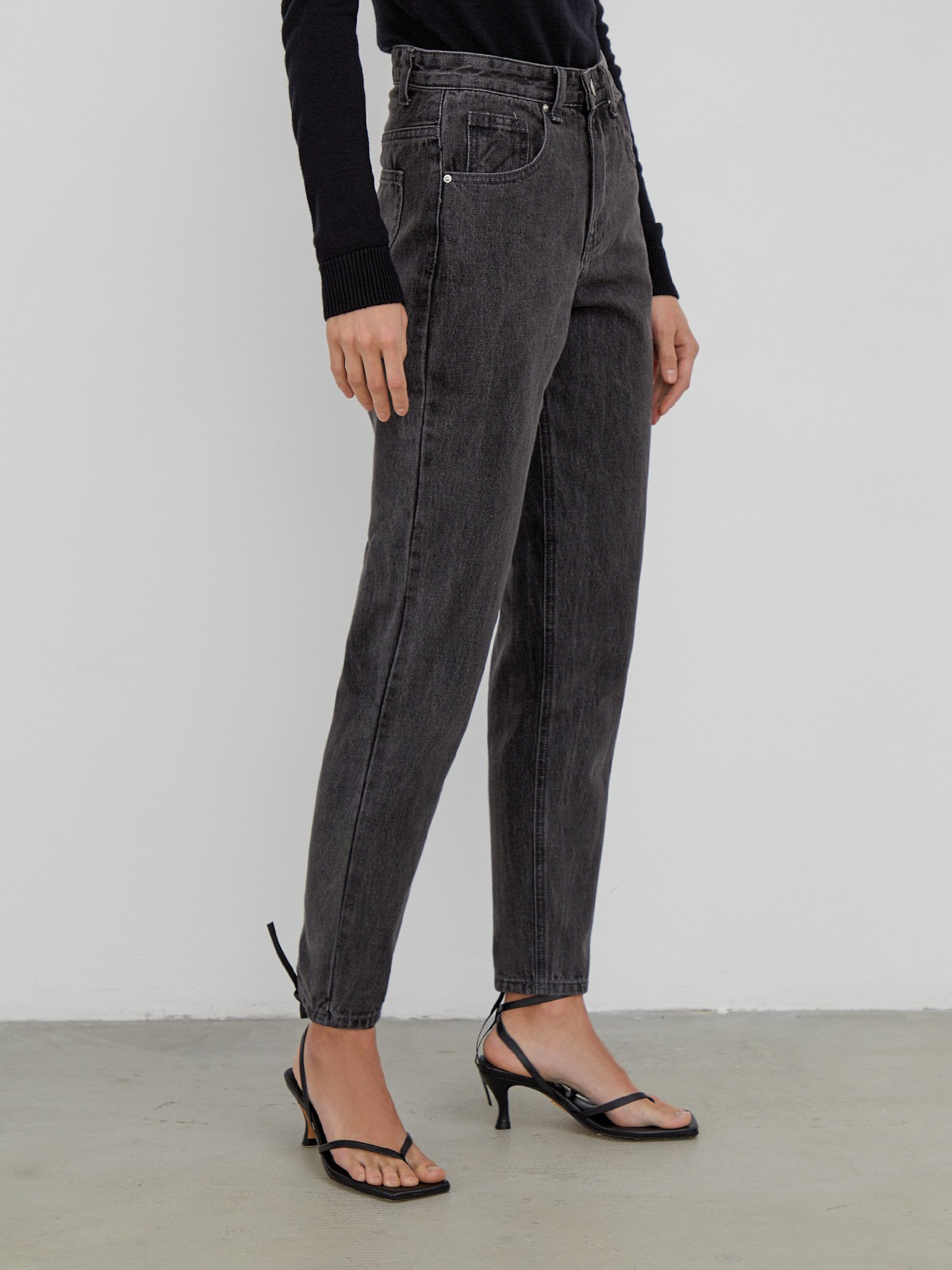 Базовые джинсы mom fit с пятью карманами. Выполнены из плотного материала, хорошо держат форму. Будьте внимательны: джинсы большемерят. Если вы носите размер S - выбирайте размер XS.

На модели размер XXS