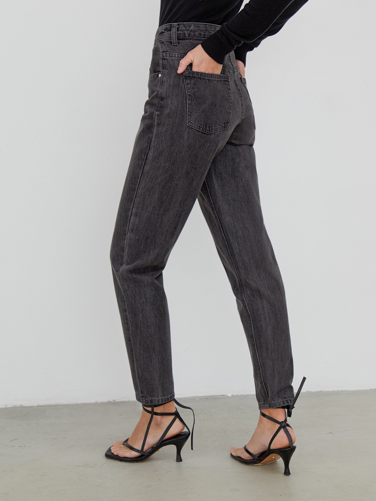 Базовые джинсы mom fit с пятью карманами. Выполнены из плотного материала, хорошо держат форму. Будьте внимательны: джинсы большемерят. Если вы носите размер S - выбирайте размер XS.

На модели размер XXS