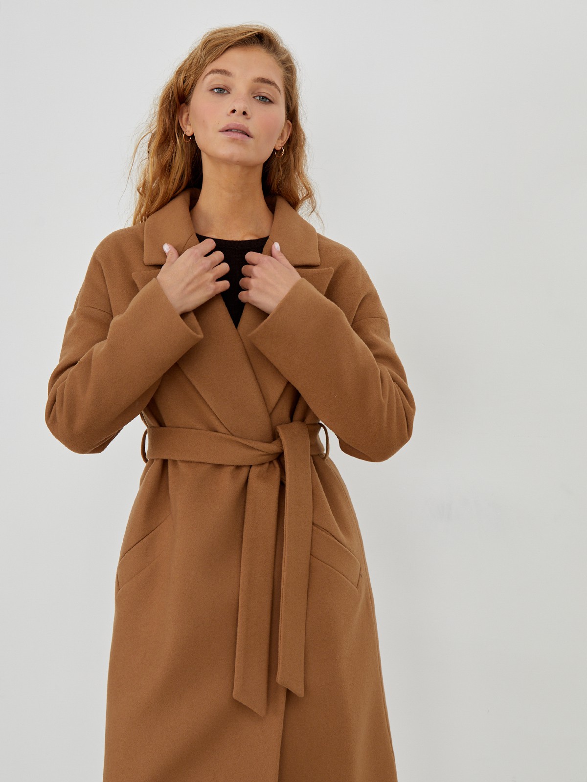 Бестселлер осенней коллекции в новом, утепленномисполнении. Базовое пальто-халат из плотной шерсти. Модель прямого силуэтас английским воротником.Пальто дополнено двумя вместительными карманами,без застежки ипоясом из основного материала.

Зимняя модель пальто утеплена шерстепоном и греет до -10.

На модели размер XS