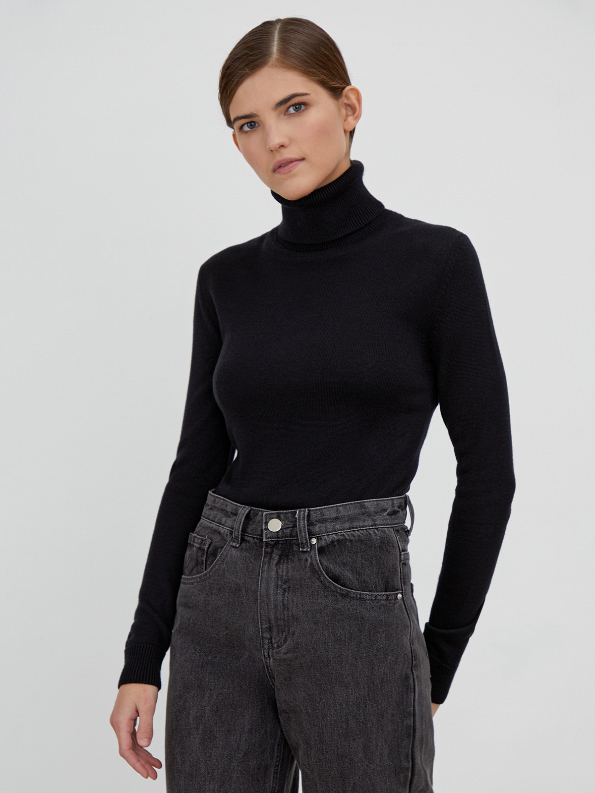 Классическая водолазка с длинным рукавом и высоким воротом. Отлично сочетается с брюками свободного кроя, юбками-карандаш и джинсами mom fit.

На модели размер XS