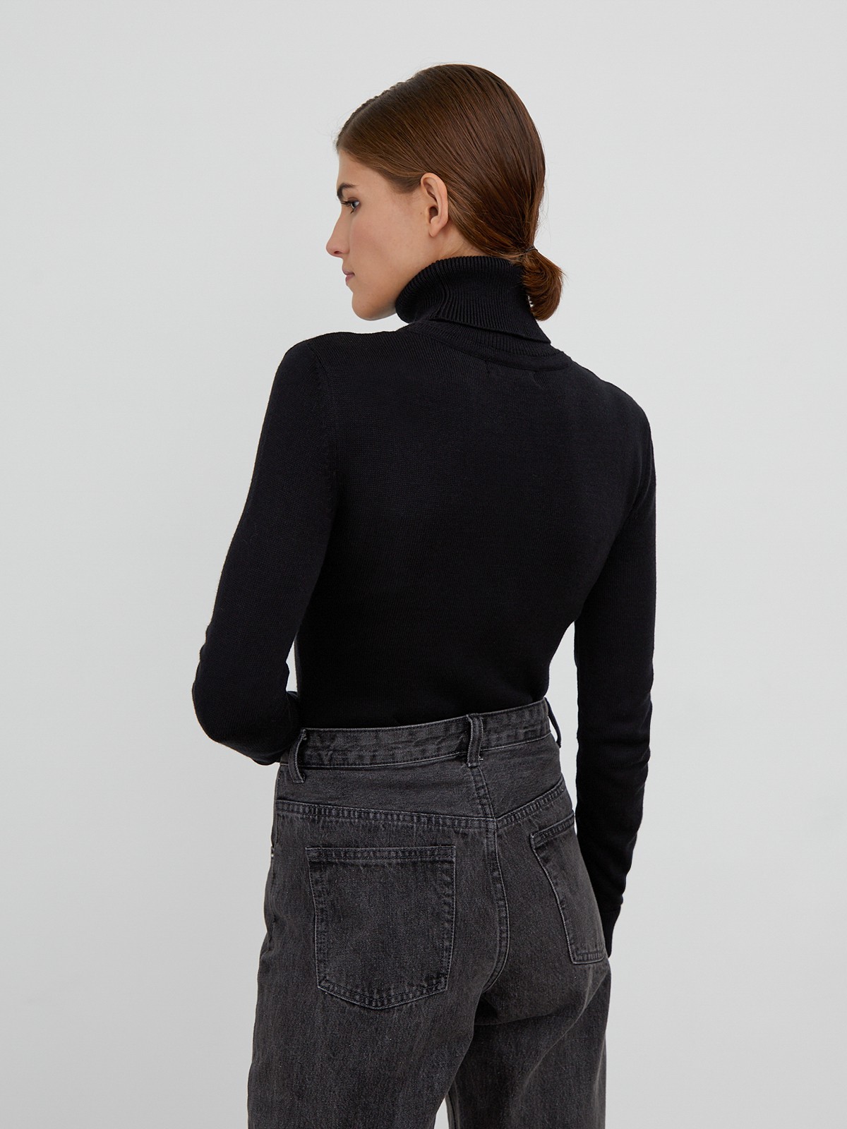 Классическая водолазка с длинным рукавом и высоким воротом. Отлично сочетается с брюками свободного кроя, юбками-карандаш и джинсами mom fit.

На модели размер XS