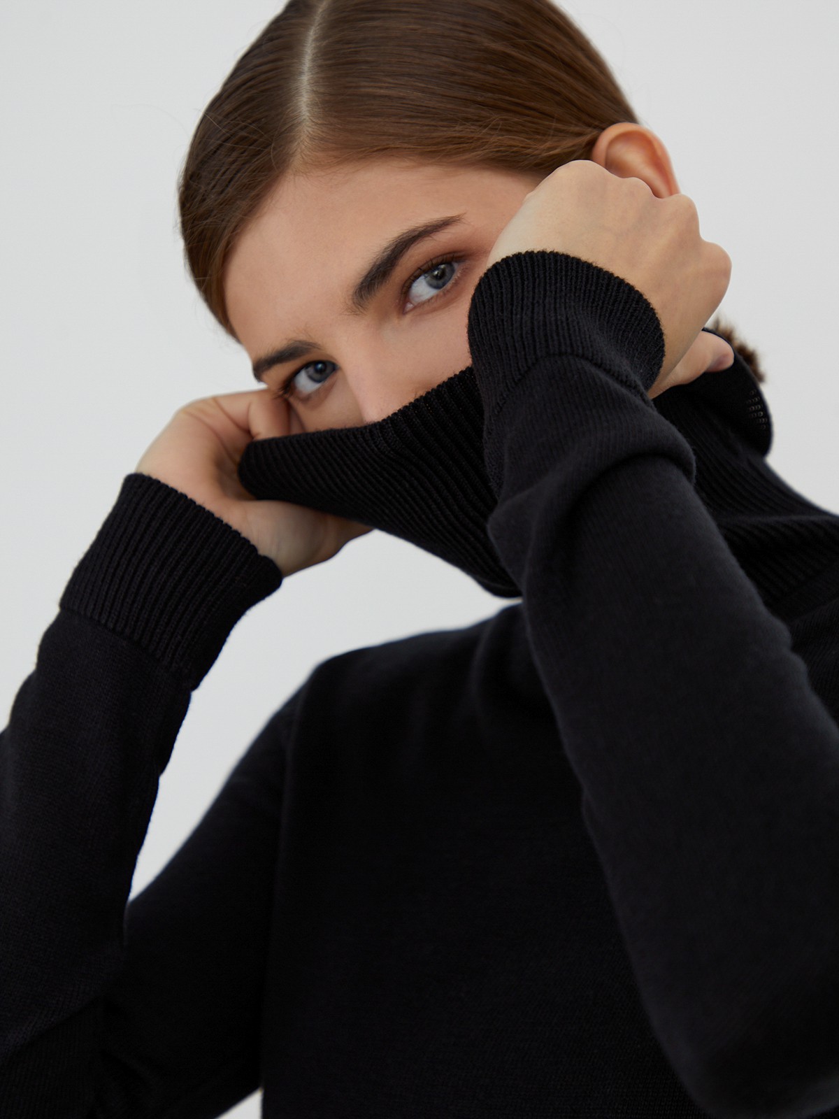 Классическая водолазка с длинным рукавом и высоким воротом. Отлично сочетается с брюками свободного кроя, юбками-карандаш и джинсами mom fit.

На модели размер XS