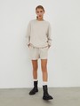 Oversize свитшот из футера, цвет: светло-бежевый меланж Allweneed
Oversize свитшот из хлопкового футера с приспущенным плечевым швом и объемными рукавами. Эластичная отделка по манжетам и низу изделия. Носите с шортами на резинке аналогичного оттенка.
На модели размер XS