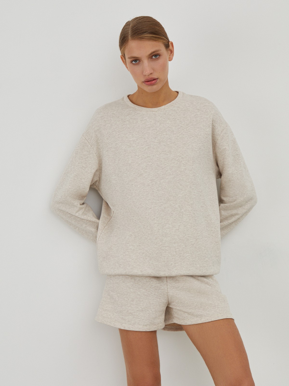 Oversize свитшот из футера, цвет: светло-бежевый меланж Allweneed
Oversize свитшот из хлопкового футера с приспущенным плечевым швом и объемными рукавами. Эластичная отделка по манжетам и низу изделия. Носите с шортами на резинке аналогичного оттенка.
На модели размер XS