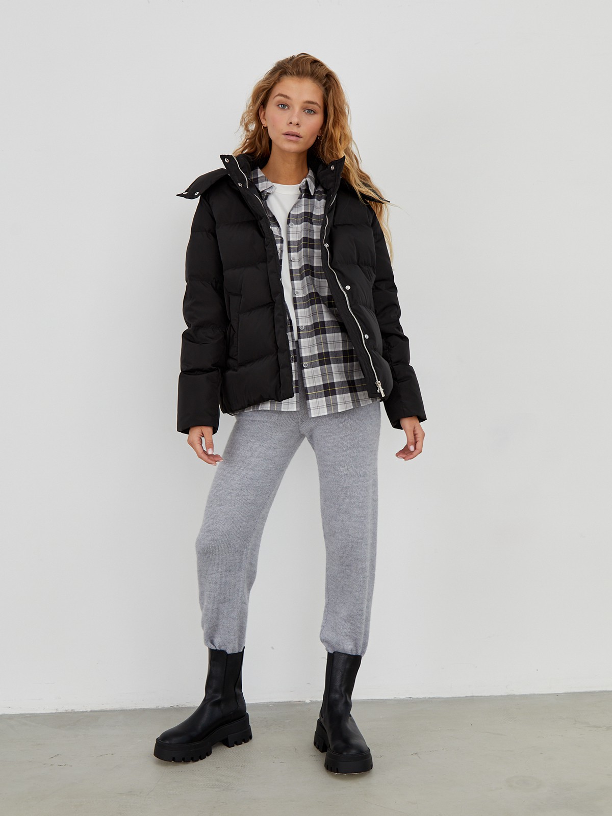 Пуховик укороченный, цвет: Черный Allweneed Укороченный прямой пуховик. Застежка на кнопки и молнию. Модель дополнена караманами. Ткань водоотталкивающая, не пропускает влагу и быстро сохнет в помещении.
Благодаря утеплителю пуховик способен выдержать холода до -25 градусов.
На модели размер XS