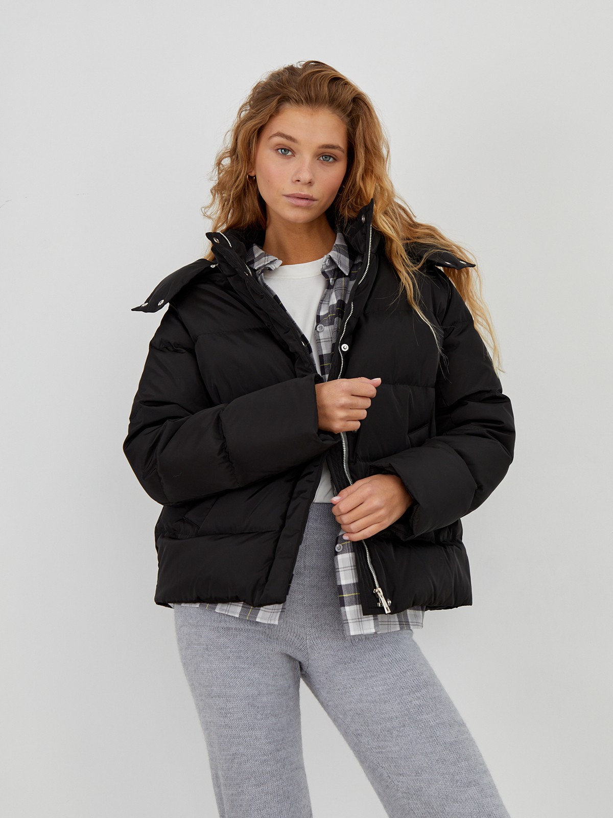 Пуховик укороченный, цвет: Черный Allweneed Укороченный прямой пуховик. Застежка на кнопки и молнию. Модель дополнена караманами. Ткань водоотталкивающая, не пропускает влагу и быстро сохнет в помещении.
Благодаря утеплителю пуховик способен выдержать холода до -25 градусов.
На модели размер XS