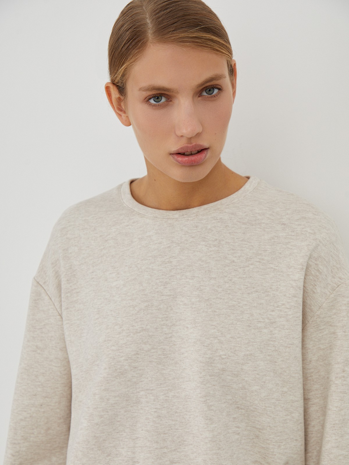 Oversize свитшот из футера, цвет: светло-бежевый меланж Allweneed
Oversize свитшот из хлопкового футера с приспущенным плечевым швом и объемными рукавами. Эластичная отделка по манжетам и низу изделия. Носите с шортами на резинке аналогичного оттенка.
На модели размер XS