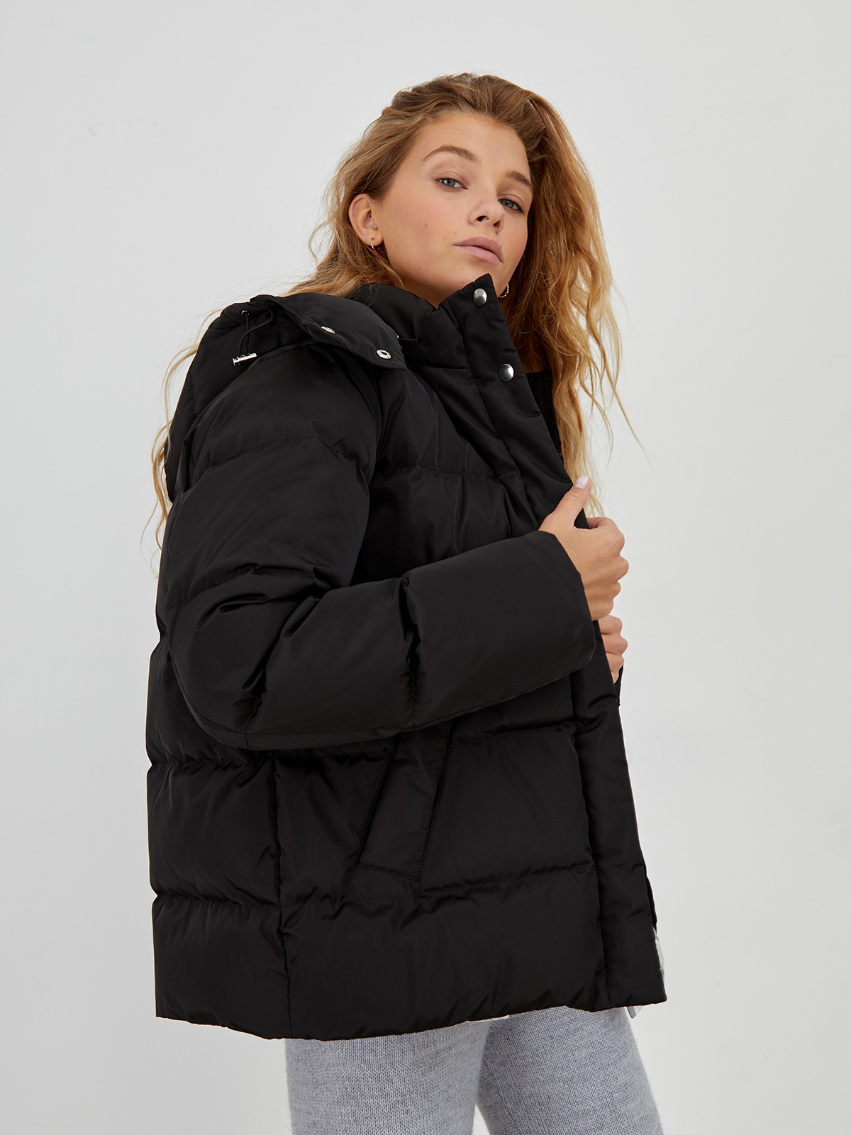 Пуховик укороченный, цвет: Черный Allweneed Укороченный прямой пуховик. Застежка на кнопки и молнию. Модель дополнена караманами. Ткань водоотталкивающая, не пропускает влагу и быстро сохнет в помещении.
Благодаря утеплителю пуховик способен выдержать холода до -25 градусов.
На модели размер XS