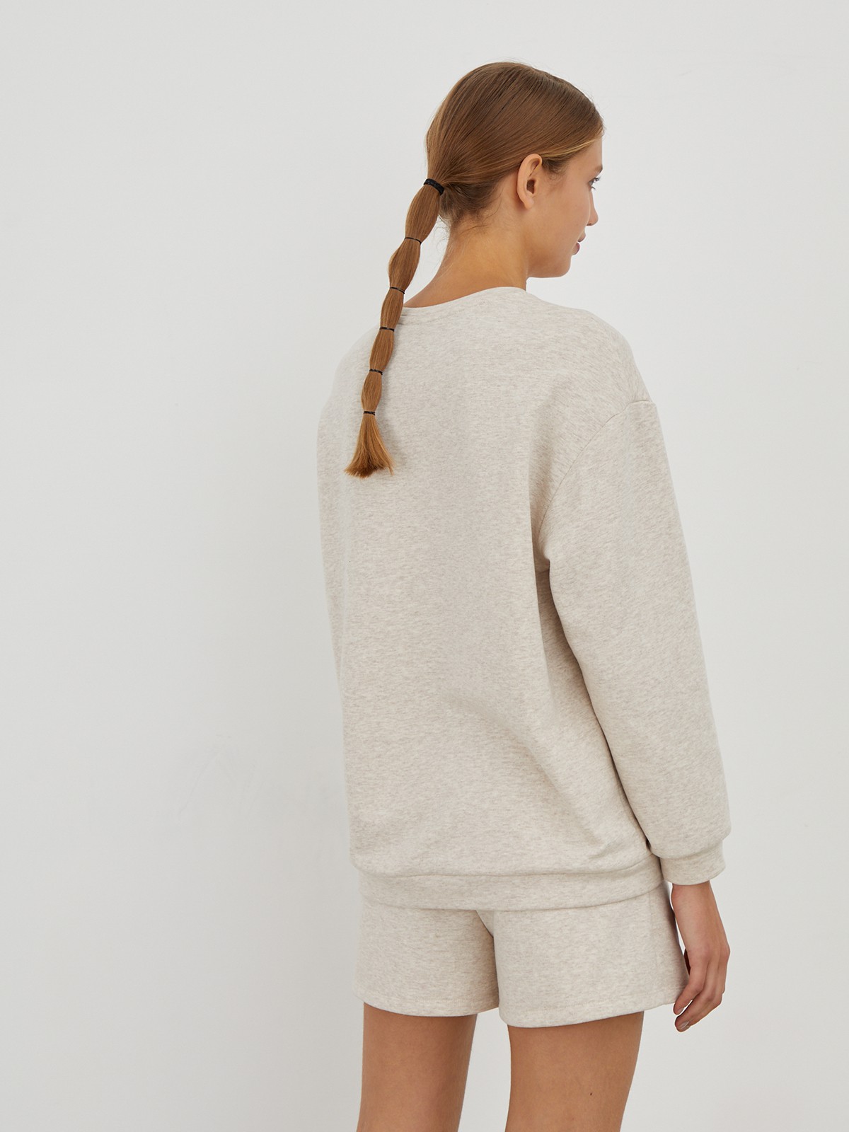 Oversize свитшот из футера, цвет: светло-бежевый меланж Allweneed
Oversize свитшот из хлопкового футера с приспущенным плечевым швом и объемными рукавами. Эластичная отделка по манжетам и низу изделия. Носите с шортами на резинке аналогичного оттенка.
На модели размер XS