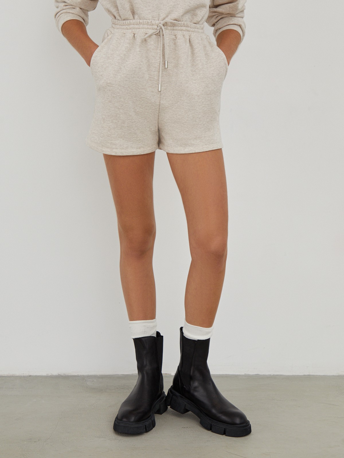 


Спортивные шорты средней длины выполнены из хлопкового футера и оформлены эластичным поясом на резинке и прорезными карманами по бокам. Свитшот аналогичного оттенка завершит образ.


На модели размер XS