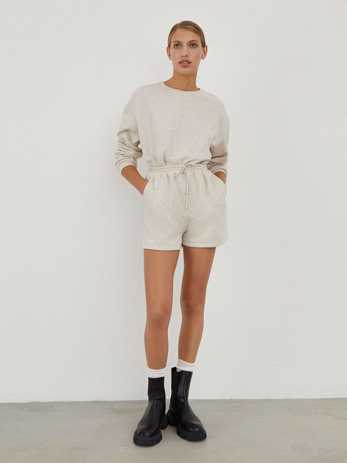 


Спортивные шорты средней длины выполнены из хлопкового футера и оформлены эластичным поясом на резинке и прорезными карманами по бокам. Свитшот аналогичного оттенка завершит образ.


На модели размер XS