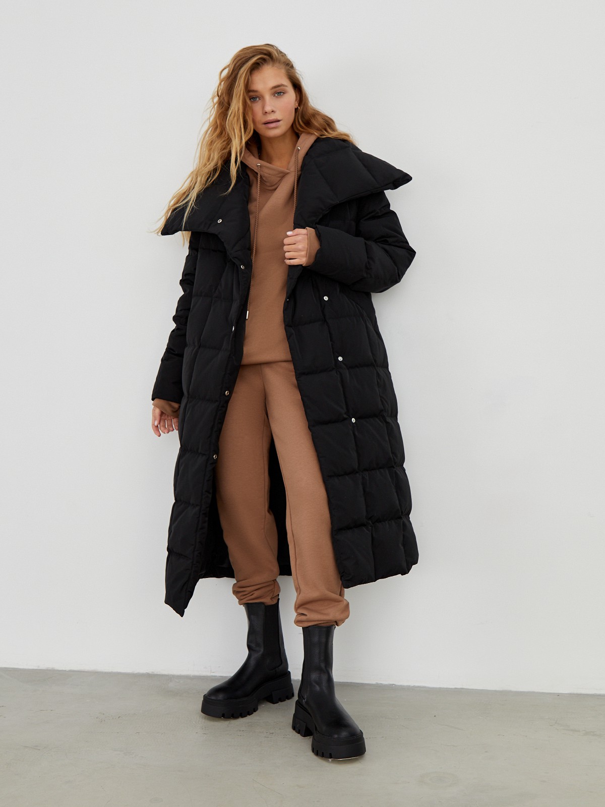 Стеганый пуховик - пик популярности в этом сезоне. Данная модель дополненавысоким воротом. Он позволяет носить пуховик без шарфа.
Изделие дополнено втачными карманами.Застежка на кнопки.
У модели удобный крой рукава, что позволяет подвернуть или укоротить его.

Защищает от ветра и дождя, держит тепло до -25.

На модели размер XS/S