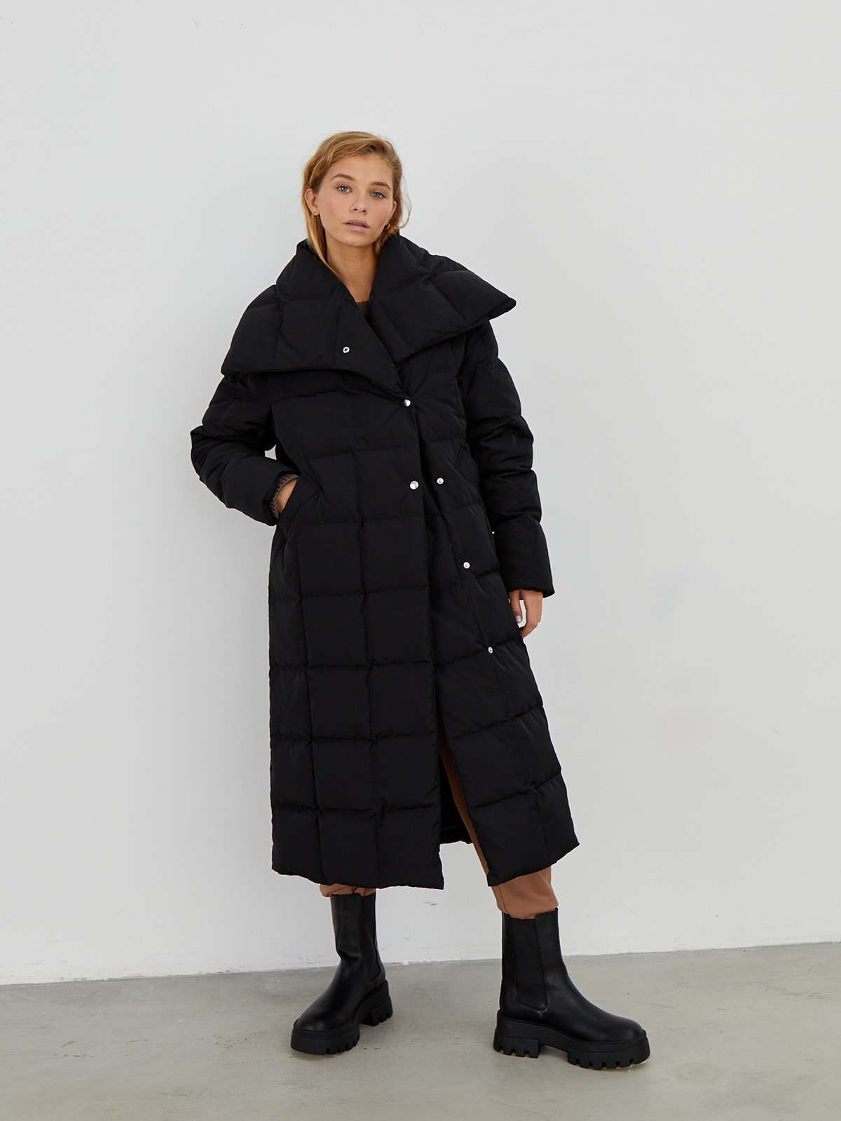 Стеганый пуховик - пик популярности в этом сезоне. Данная модель дополненавысоким воротом. Он позволяет носить пуховик без шарфа.
Изделие дополнено втачными карманами.Застежка на кнопки.
У модели удобный крой рукава, что позволяет подвернуть или укоротить его.

Защищает от ветра и дождя, держит тепло до -25.

На модели размер XS/S