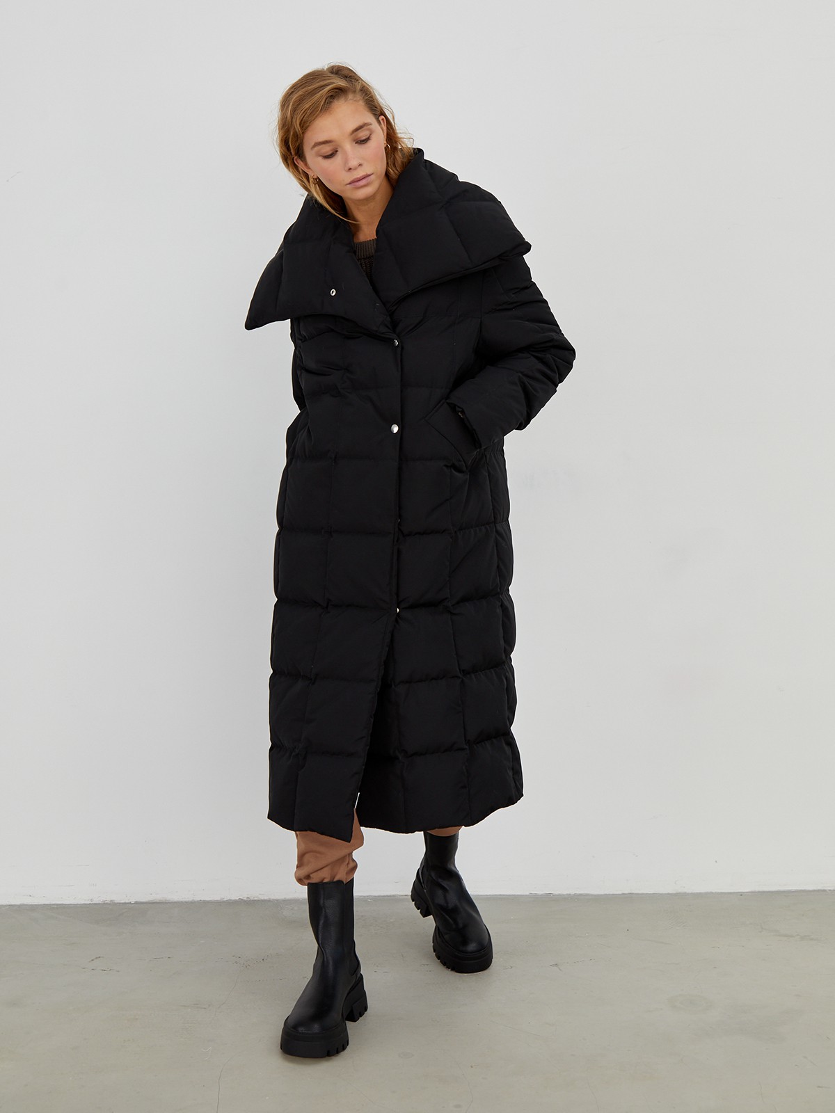 Стеганый пуховик - пик популярности в этом сезоне. Данная модель дополненавысоким воротом. Он позволяет носить пуховик без шарфа.
Изделие дополнено втачными карманами.Застежка на кнопки.
У модели удобный крой рукава, что позволяет подвернуть или укоротить его.

Защищает от ветра и дождя, держит тепло до -25.

На модели размер XS/S