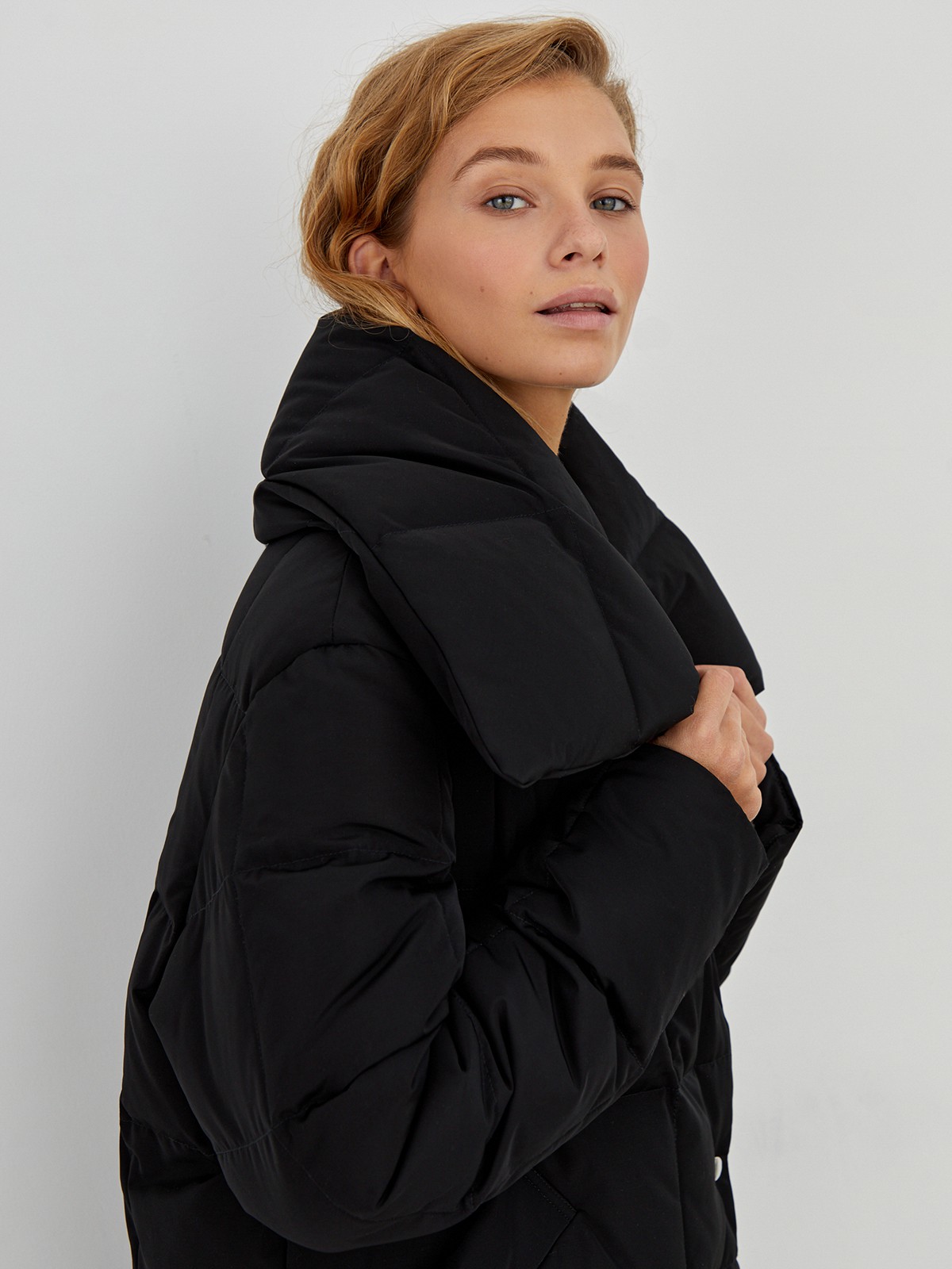 Стеганый пуховик - пик популярности в этом сезоне. Данная модель дополненавысоким воротом. Он позволяет носить пуховик без шарфа.
Изделие дополнено втачными карманами.Застежка на кнопки.
У модели удобный крой рукава, что позволяет подвернуть или укоротить его.

Защищает от ветра и дождя, держит тепло до -25.

На модели размер XS/S