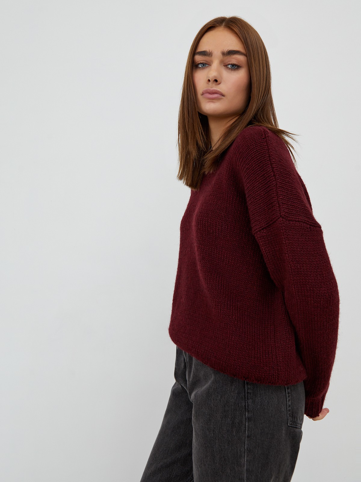 Oversize джемпер крупной вязки, цвет: бордовый Allweneed
Джемпер oversize кроя из смесовой шерсти крупной вязки. Круглая горловина, манжеты и низ с ребристой окантовкой. Приспущенная плечевая линия.
На модели размер M/L