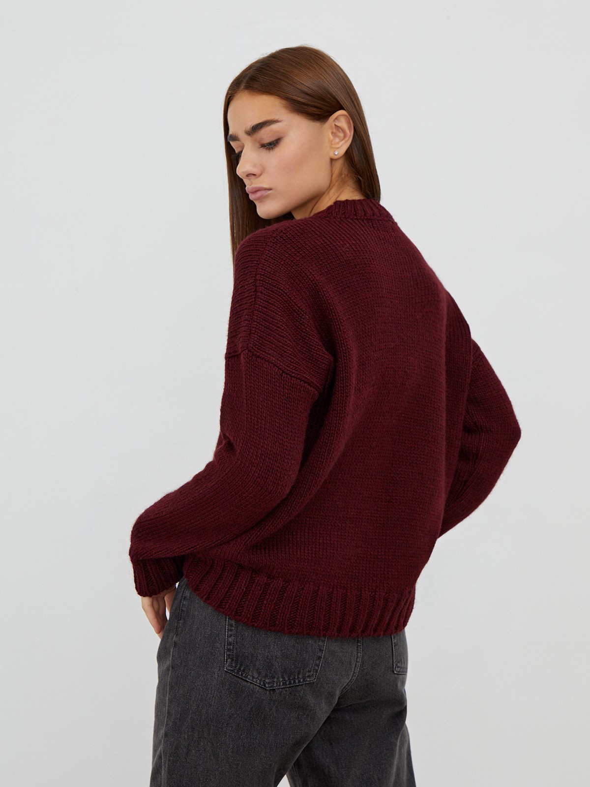 Oversize джемпер крупной вязки, цвет: бордовый Allweneed
Джемпер oversize кроя из смесовой шерсти крупной вязки. Круглая горловина, манжеты и низ с ребристой окантовкой. Приспущенная плечевая линия.
На модели размер M/L