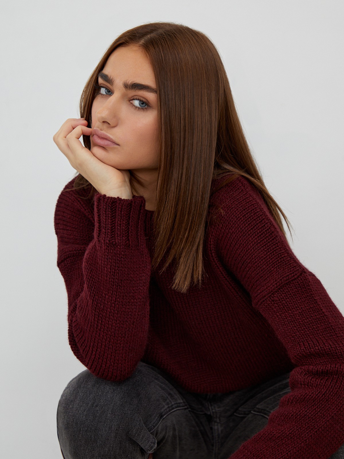 Oversize джемпер крупной вязки, цвет: бордовый Allweneed
Джемпер oversize кроя из смесовой шерсти крупной вязки. Круглая горловина, манжеты и низ с ребристой окантовкой. Приспущенная плечевая линия.
На модели размер M/L