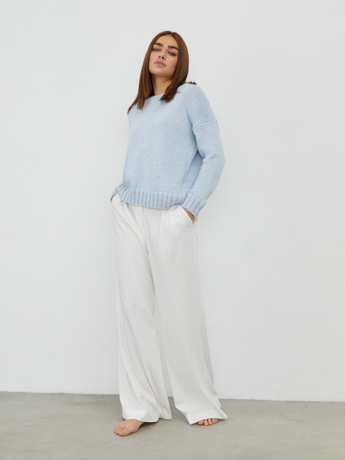 


Джемпер oversize кроя из смесовой шерсти крупной вязки. Круглая горловина, манжеты и низ с ребристой окантовкой. Приспущенная плечевая линия.

На модели размер M/L