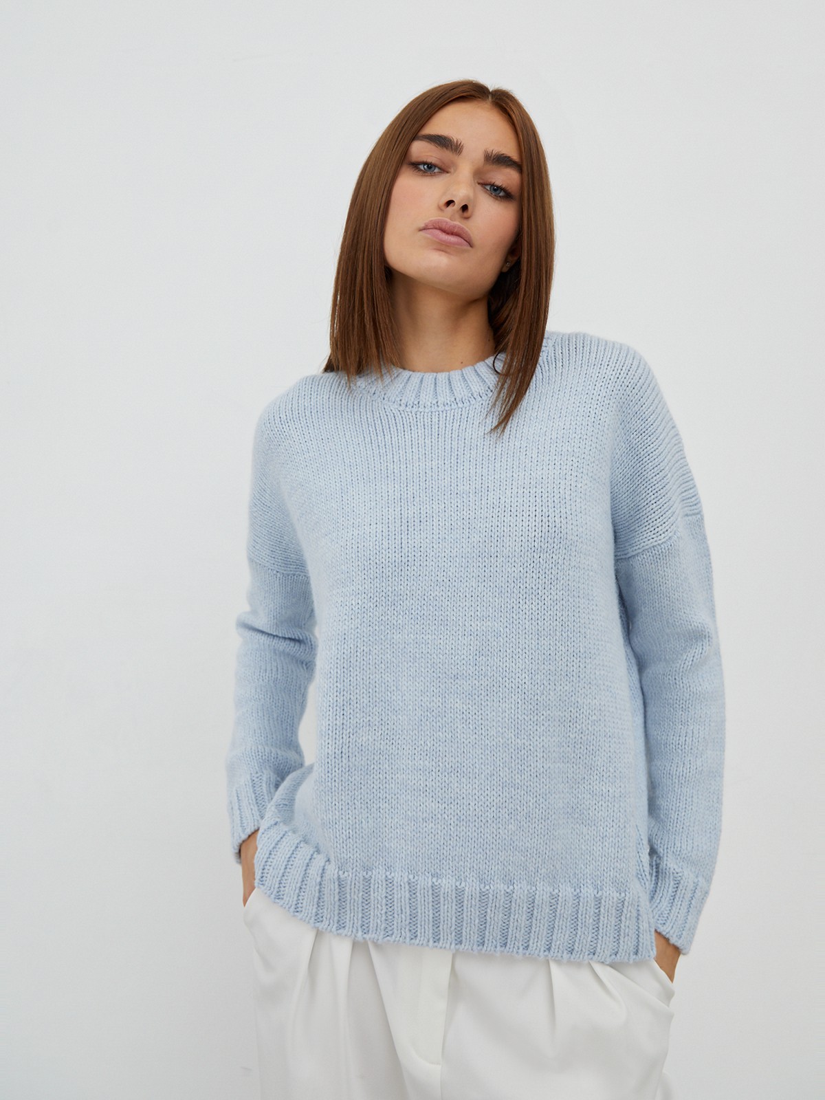 


Джемпер oversize кроя из смесовой шерсти крупной вязки. Круглая горловина, манжеты и низ с ребристой окантовкой. Приспущенная плечевая линия.

На модели размер M/L