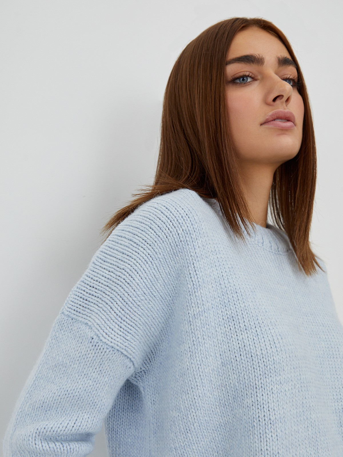 


Джемпер oversize кроя из смесовой шерсти крупной вязки. Круглая горловина, манжеты и низ с ребристой окантовкой. Приспущенная плечевая линия.

На модели размер M/L