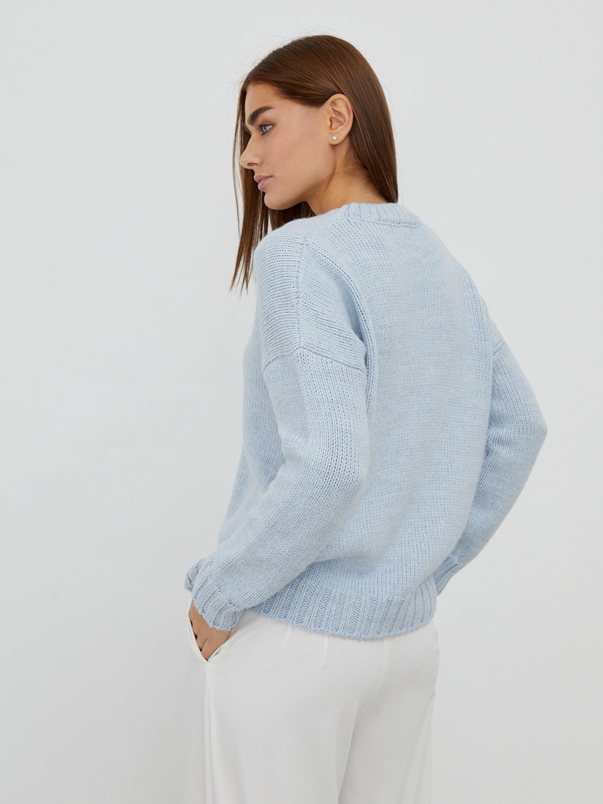 


Джемпер oversize кроя из смесовой шерсти крупной вязки. Круглая горловина, манжеты и низ с ребристой окантовкой. Приспущенная плечевая линия.

На модели размер M/L