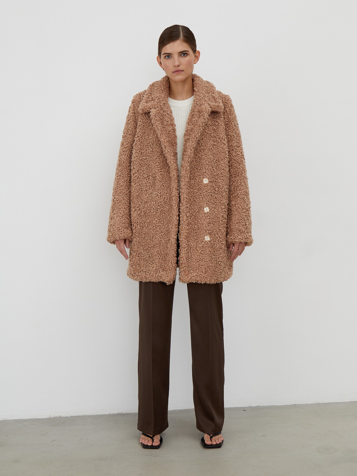 Укороченная шуба из искусственного меха с отделкой под овчину. Застегивается на кнопки. Универсальный фасон позволяет создавать как повседневные, так и вечерние образы.

Температурный режим: до -7/-10 градусов

На модели размер XS