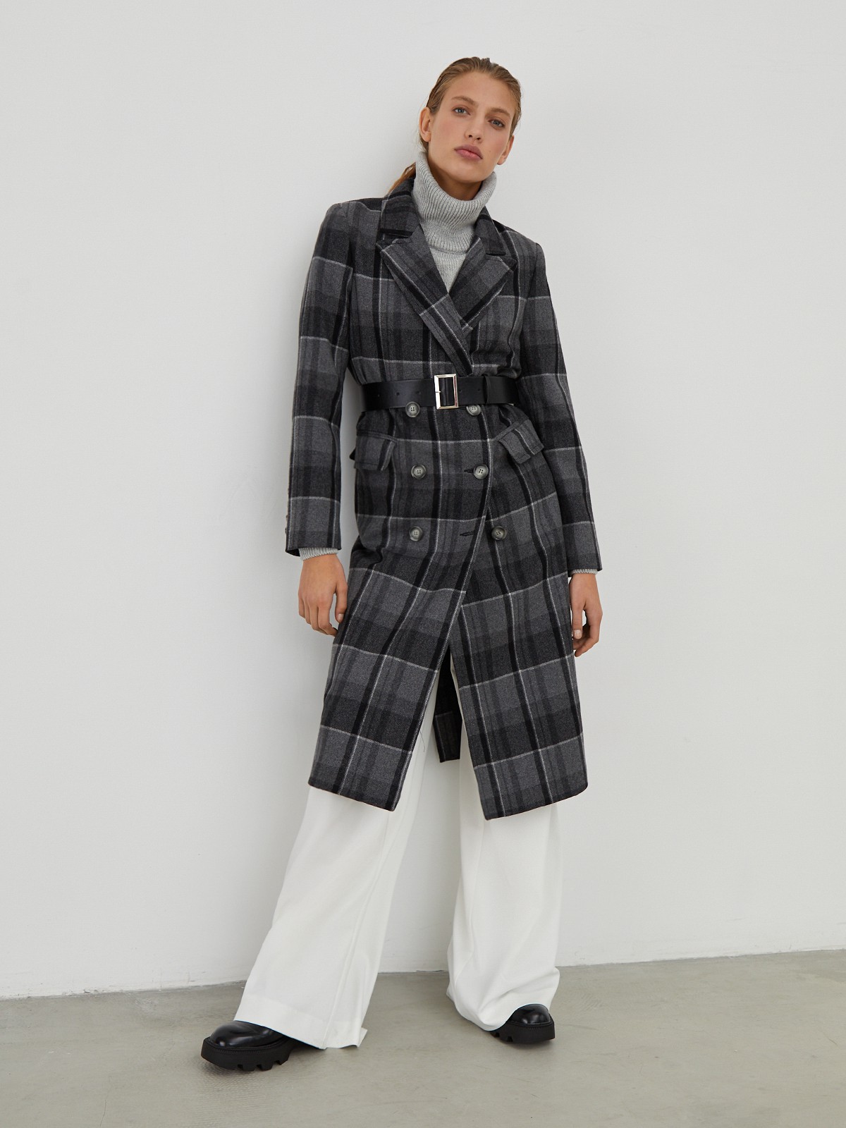 Двубортное пальто прямого кроя длины миди из мягкой шерсти на подкладе с двумя шлицами. Дополнено хлястиком на спинке. Главное преимущество этой модели - структурированный силуэт.

На модели размер XS