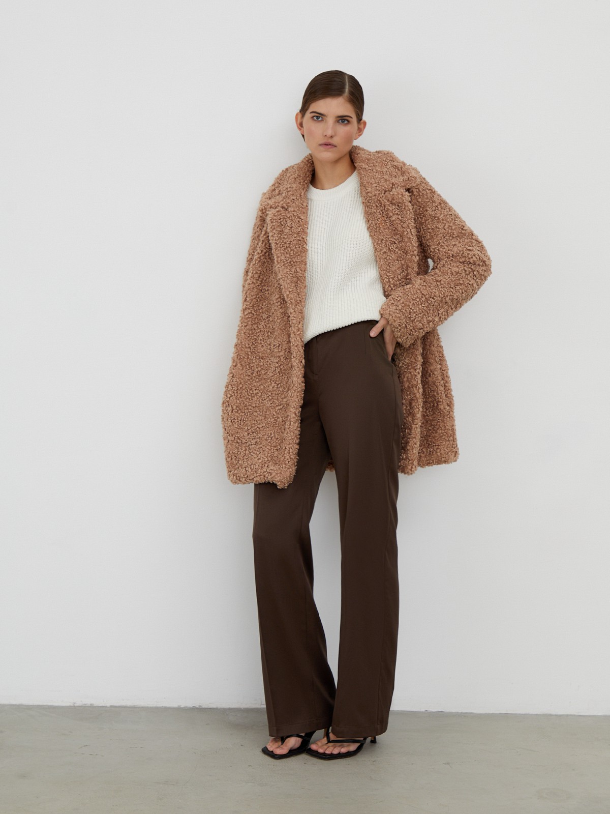 Укороченная шуба из искусственного меха с отделкой под овчину. Застегивается на кнопки. Универсальный фасон позволяет создавать как повседневные, так и вечерние образы.

Температурный режим: до -7/-10 градусов

На модели размер XS