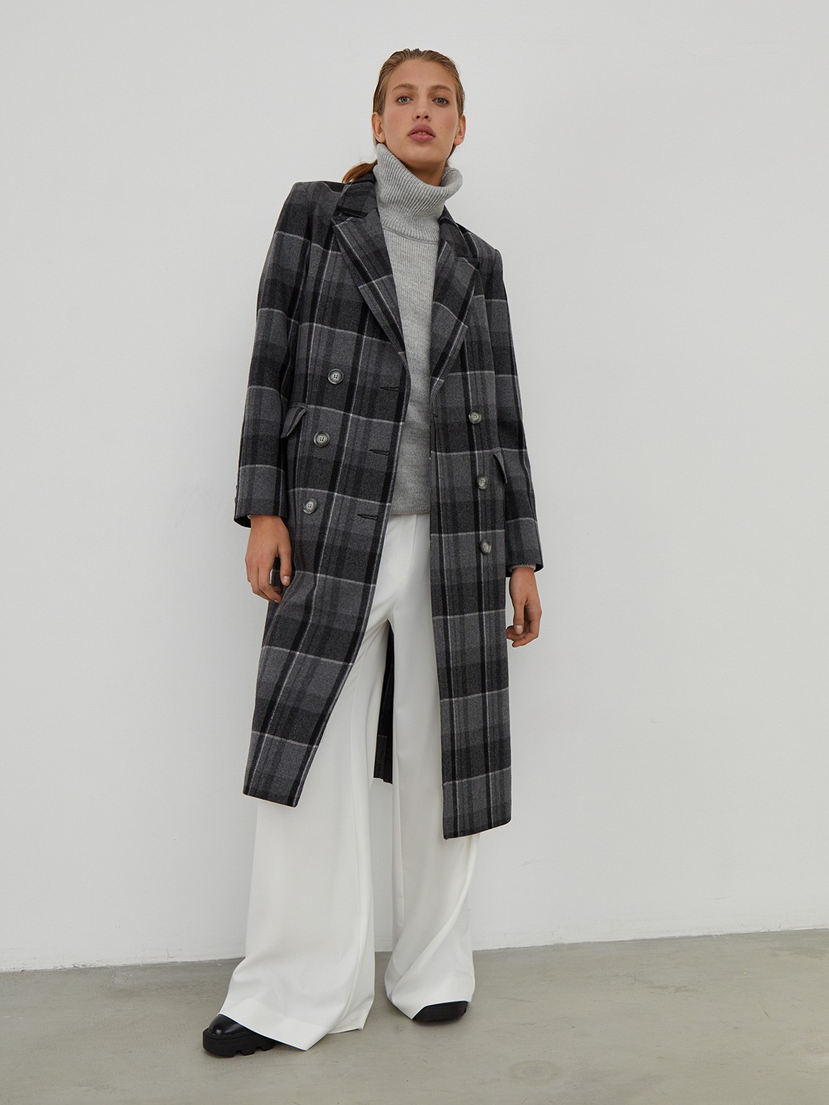 Двубортное пальто прямого кроя длины миди из мягкой шерсти на подкладе с двумя шлицами. Дополнено хлястиком на спинке. Главное преимущество этой модели - структурированный силуэт.

На модели размер XS