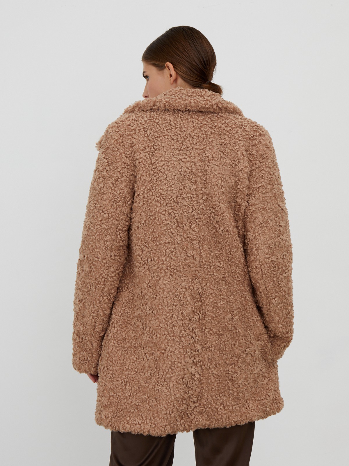 Укороченная шуба из искусственного меха с отделкой под овчину. Застегивается на кнопки. Универсальный фасон позволяет создавать как повседневные, так и вечерние образы.

Температурный режим: до -7/-10 градусов

На модели размер XS