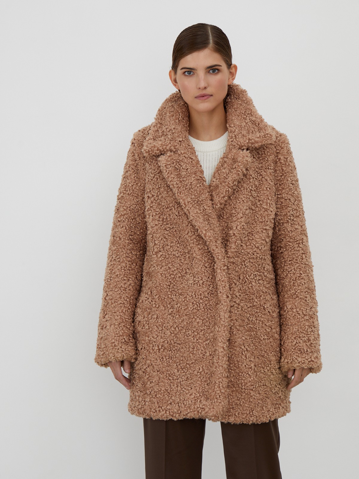 Укороченная шуба из искусственного меха с отделкой под овчину. Застегивается на кнопки. Универсальный фасон позволяет создавать как повседневные, так и вечерние образы.

Температурный режим: до -7/-10 градусов

На модели размер XS