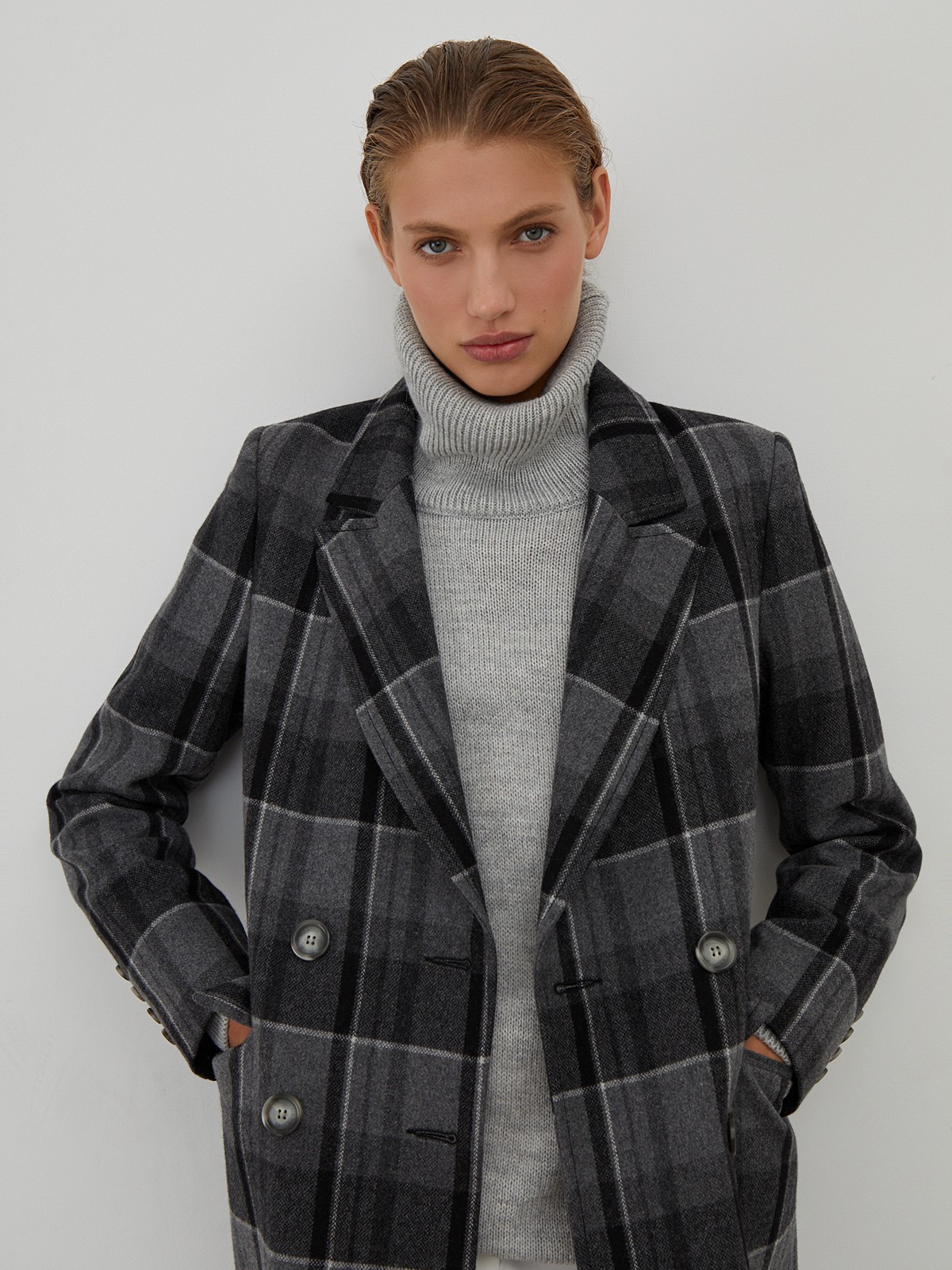 Двубортное пальто прямого кроя длины миди из мягкой шерсти на подкладе с двумя шлицами. Дополнено хлястиком на спинке. Главное преимущество этой модели - структурированный силуэт.

На модели размер XS