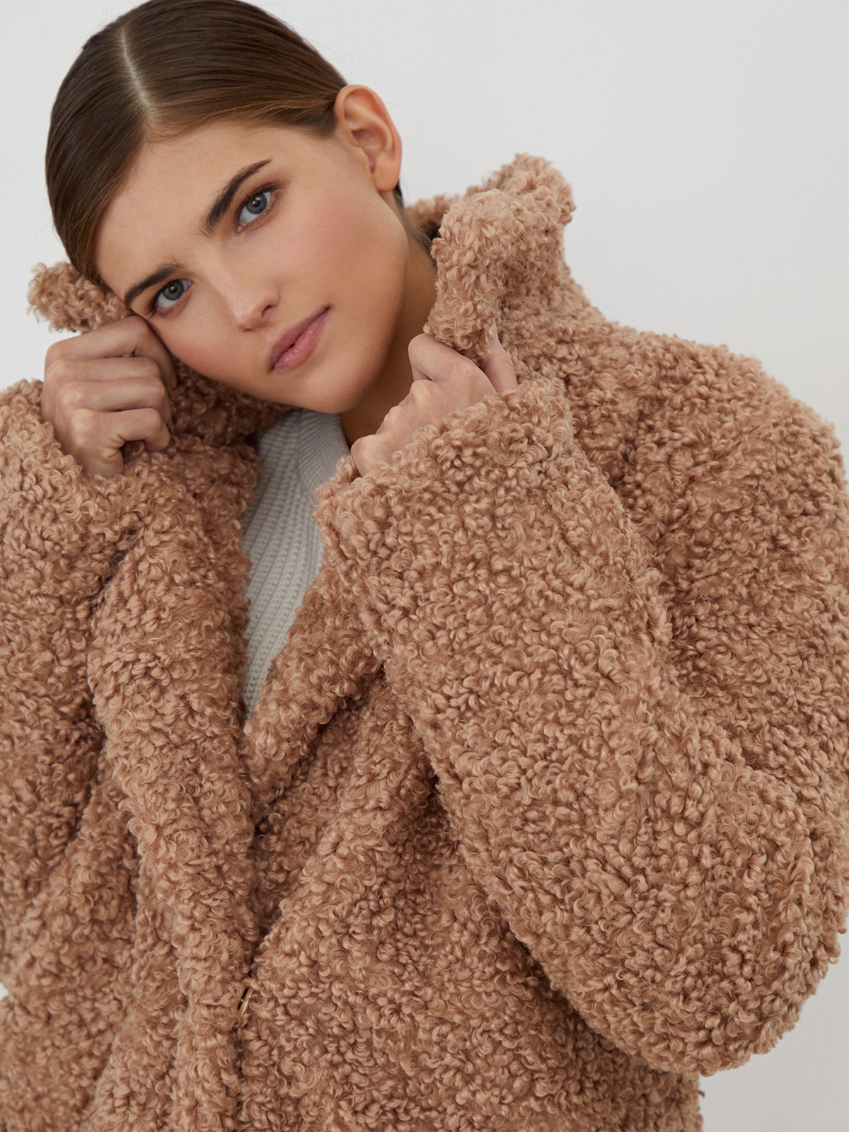 Укороченная шуба из искусственного меха с отделкой под овчину. Застегивается на кнопки. Универсальный фасон позволяет создавать как повседневные, так и вечерние образы.

Температурный режим: до -7/-10 градусов

На модели размер XS