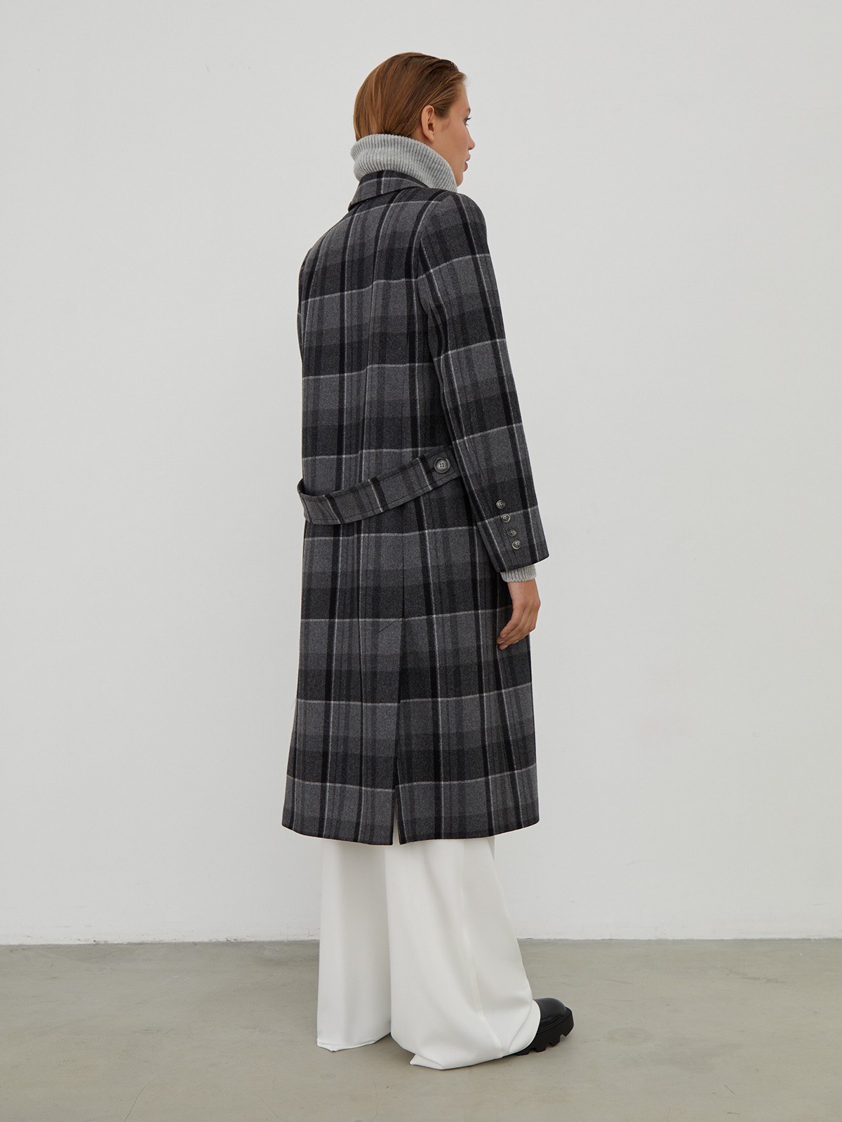 Двубортное пальто прямого кроя длины миди из мягкой шерсти на подкладе с двумя шлицами. Дополнено хлястиком на спинке. Главное преимущество этой модели - структурированный силуэт.

На модели размер XS