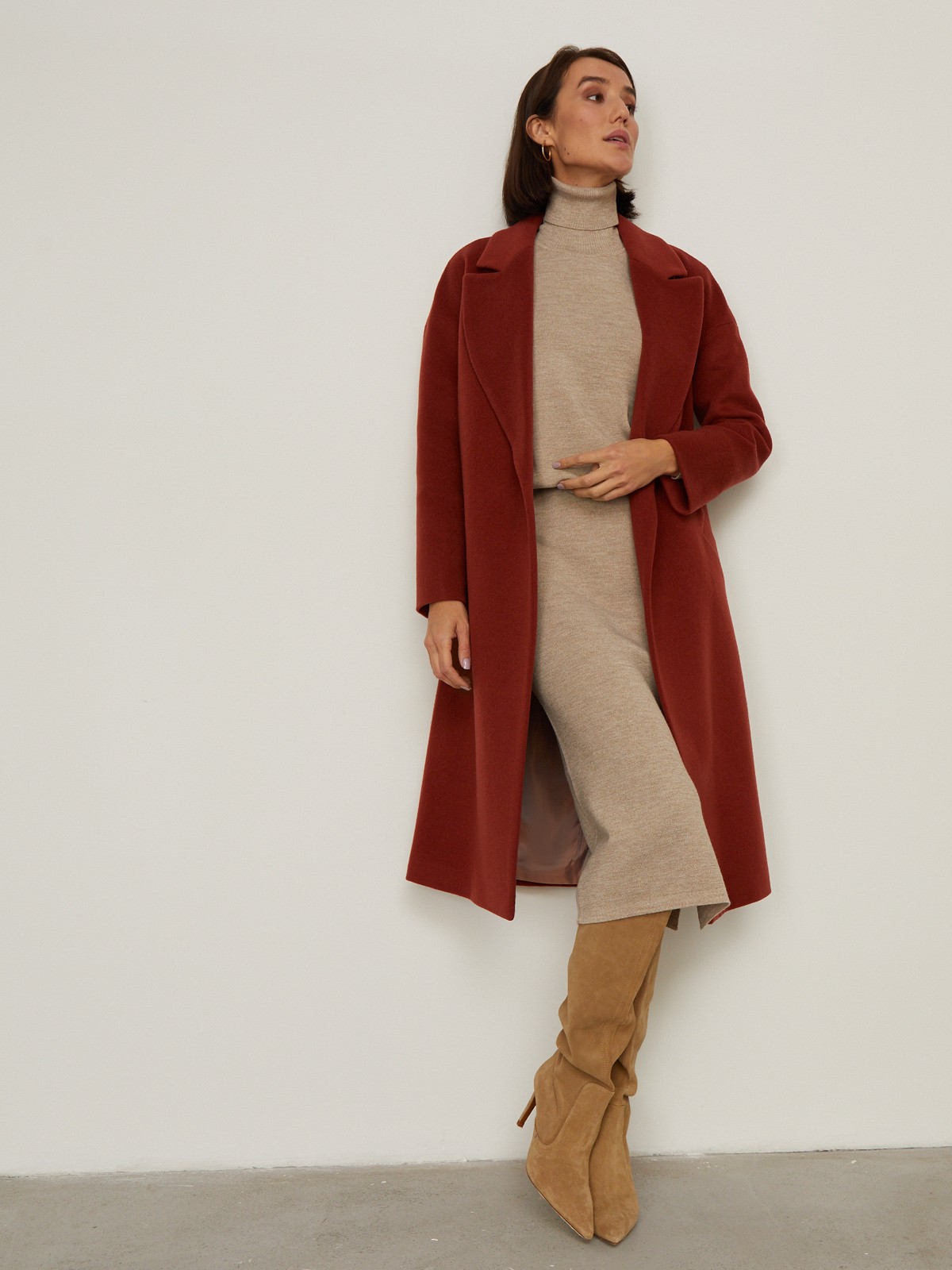 Пальто-халат Harvey со спущенным рукавом, цвет: хурма Allweneed Пальто-халат из плотной шерсти. Модель прямого силуэтас английским воротником.Пальто дополнено двумя вместительными карманами,без застежки, с поясом из основного материала.
На модели размер XS