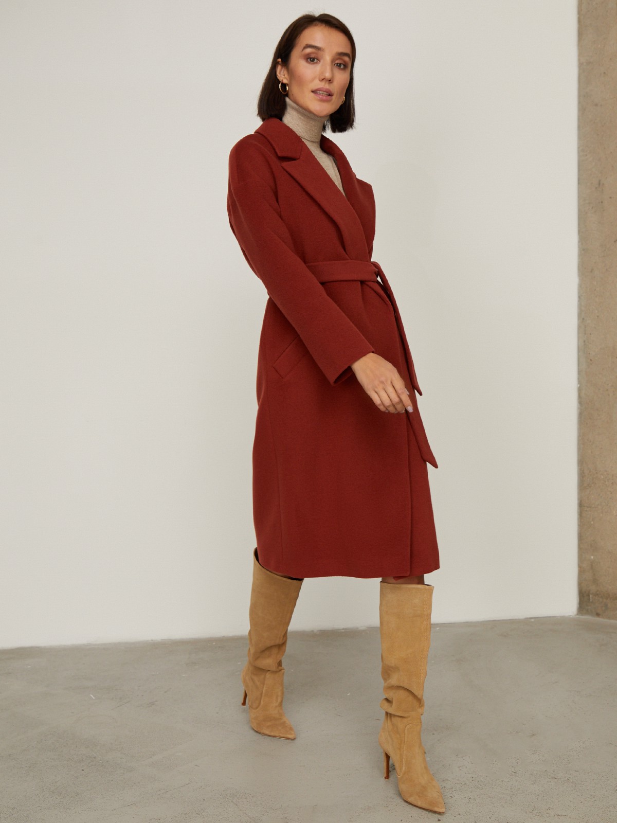 Пальто-халат Harvey со спущенным рукавом, цвет: хурма Allweneed Пальто-халат из плотной шерсти. Модель прямого силуэтас английским воротником.Пальто дополнено двумя вместительными карманами,без застежки, с поясом из основного материала.
На модели размер XS