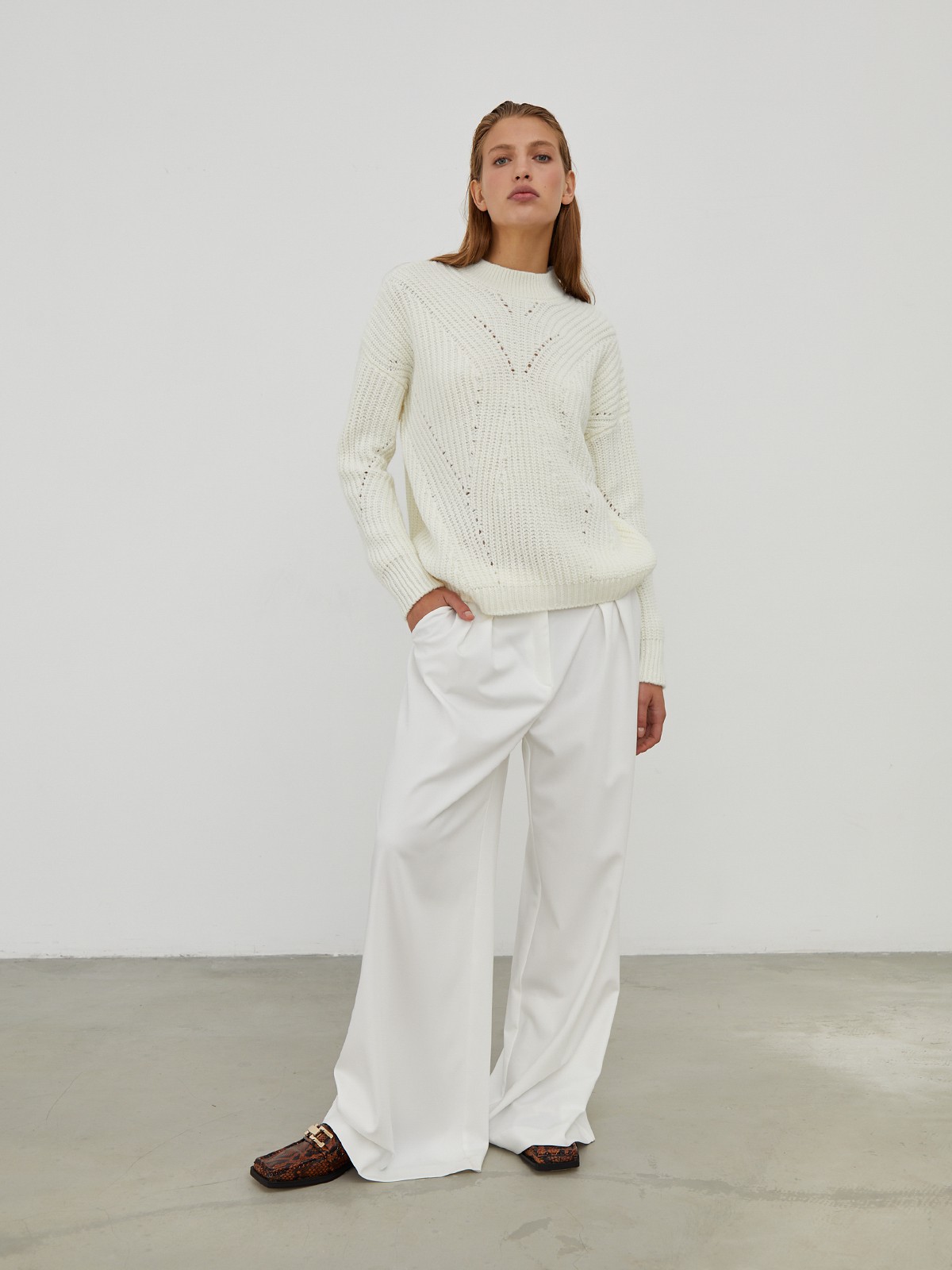 


Свитер фигурной вязки с цельнокроенным рукавом и широкой ребристой окантовкой по манжетам и воротнику-стойке.

На модели размер ONE SIZE