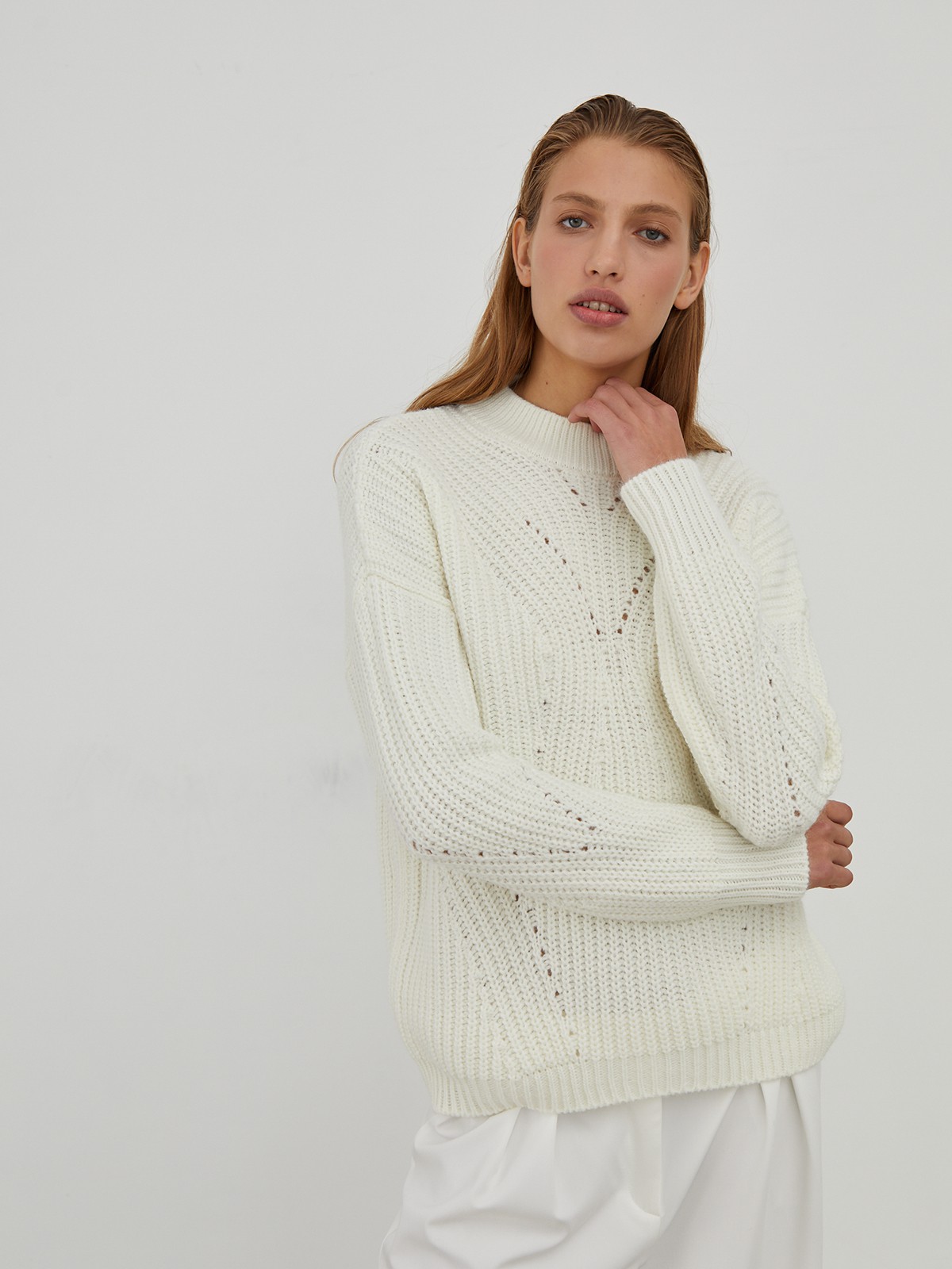 


Свитер фигурной вязки с цельнокроенным рукавом и широкой ребристой окантовкой по манжетам и воротнику-стойке.

На модели размер ONE SIZE