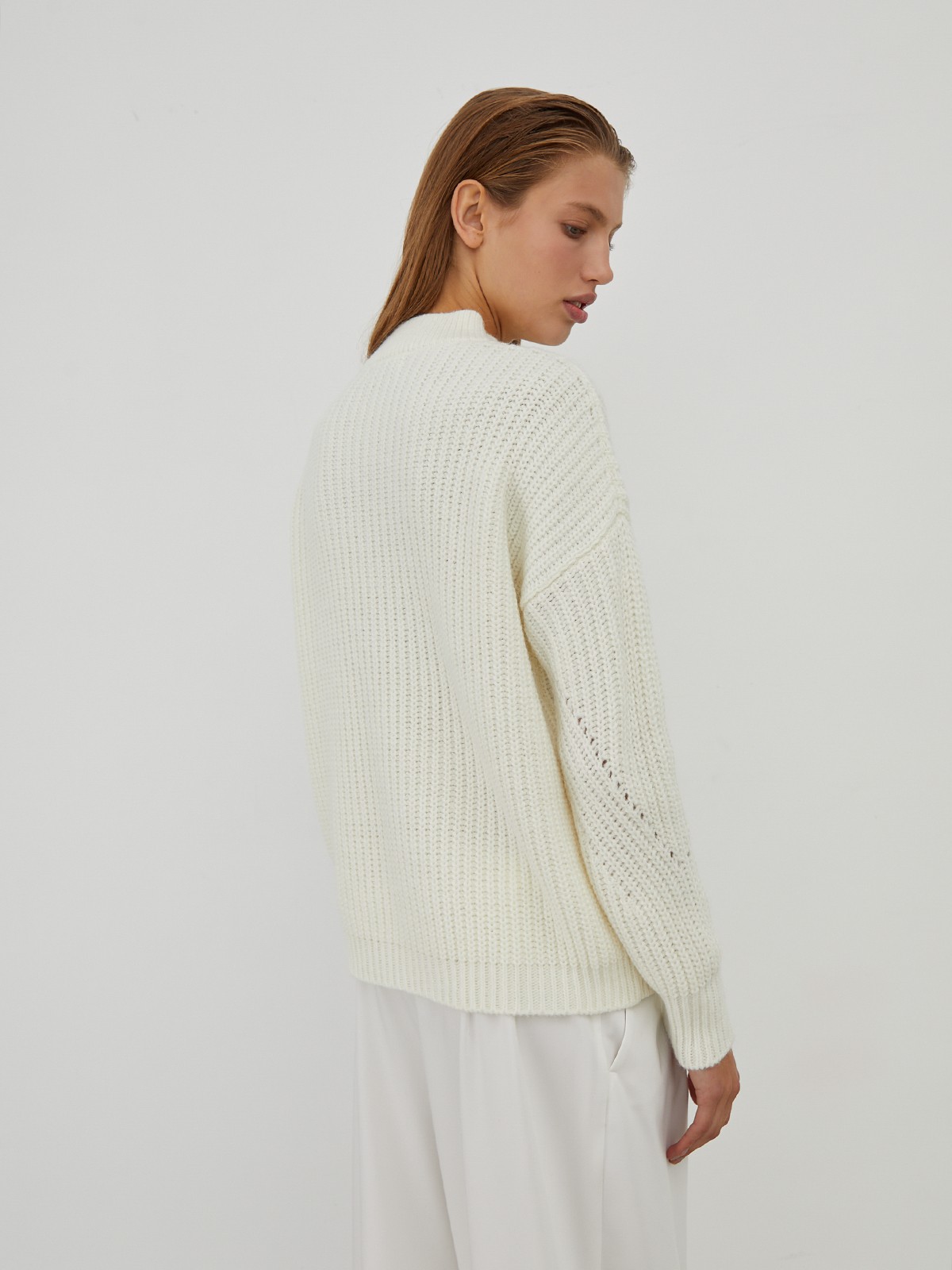 


Свитер фигурной вязки с цельнокроенным рукавом и широкой ребристой окантовкой по манжетам и воротнику-стойке.

На модели размер ONE SIZE