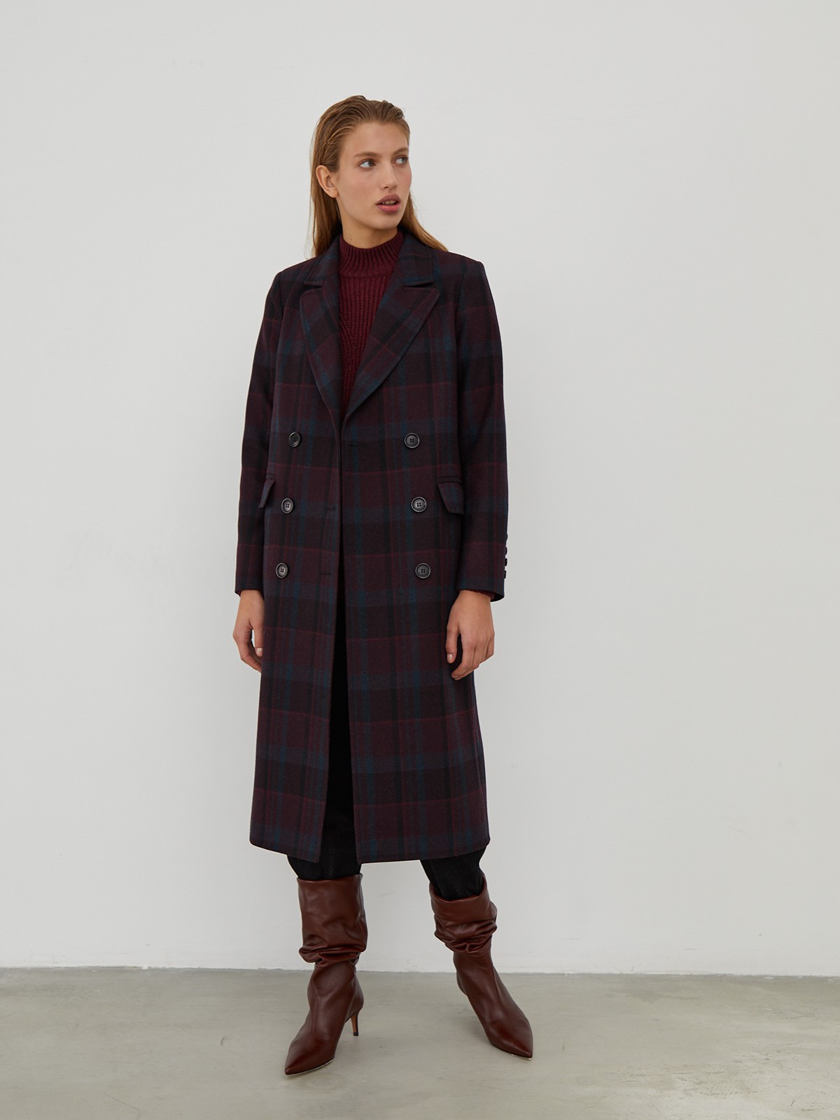 Двубортное пальто прямого кроя длины миди из мягкой шерсти на подкладе с двумя шлицами. Дополнено хлястиком на спинке. Главное преимущество этой модели - структурированный силуэт.

На модели размер XS