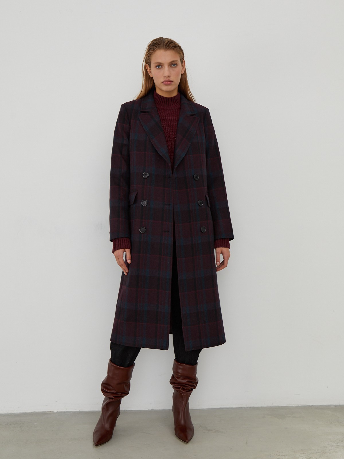 Двубортное пальто прямого кроя длины миди из мягкой шерсти на подкладе с двумя шлицами. Дополнено хлястиком на спинке. Главное преимущество этой модели - структурированный силуэт.

На модели размер XS