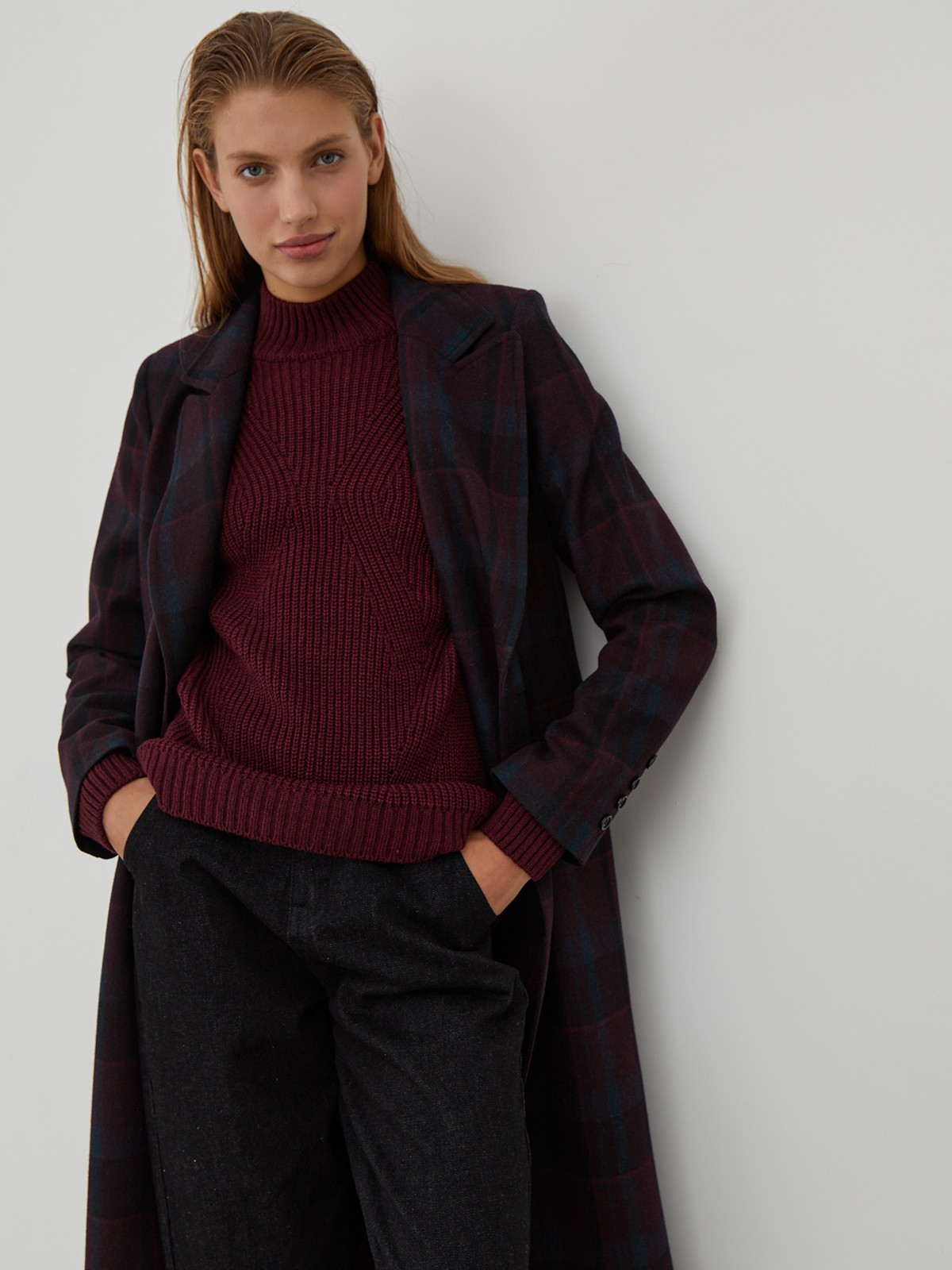 Двубортное пальто прямого кроя длины миди из мягкой шерсти на подкладе с двумя шлицами. Дополнено хлястиком на спинке. Главное преимущество этой модели - структурированный силуэт.

На модели размер XS