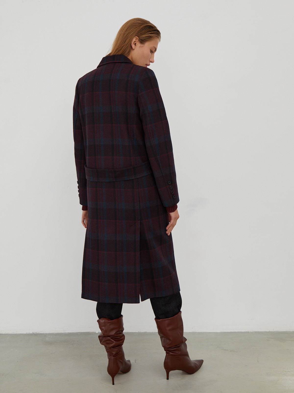 Двубортное пальто прямого кроя длины миди из мягкой шерсти на подкладе с двумя шлицами. Дополнено хлястиком на спинке. Главное преимущество этой модели - структурированный силуэт.

На модели размер XS