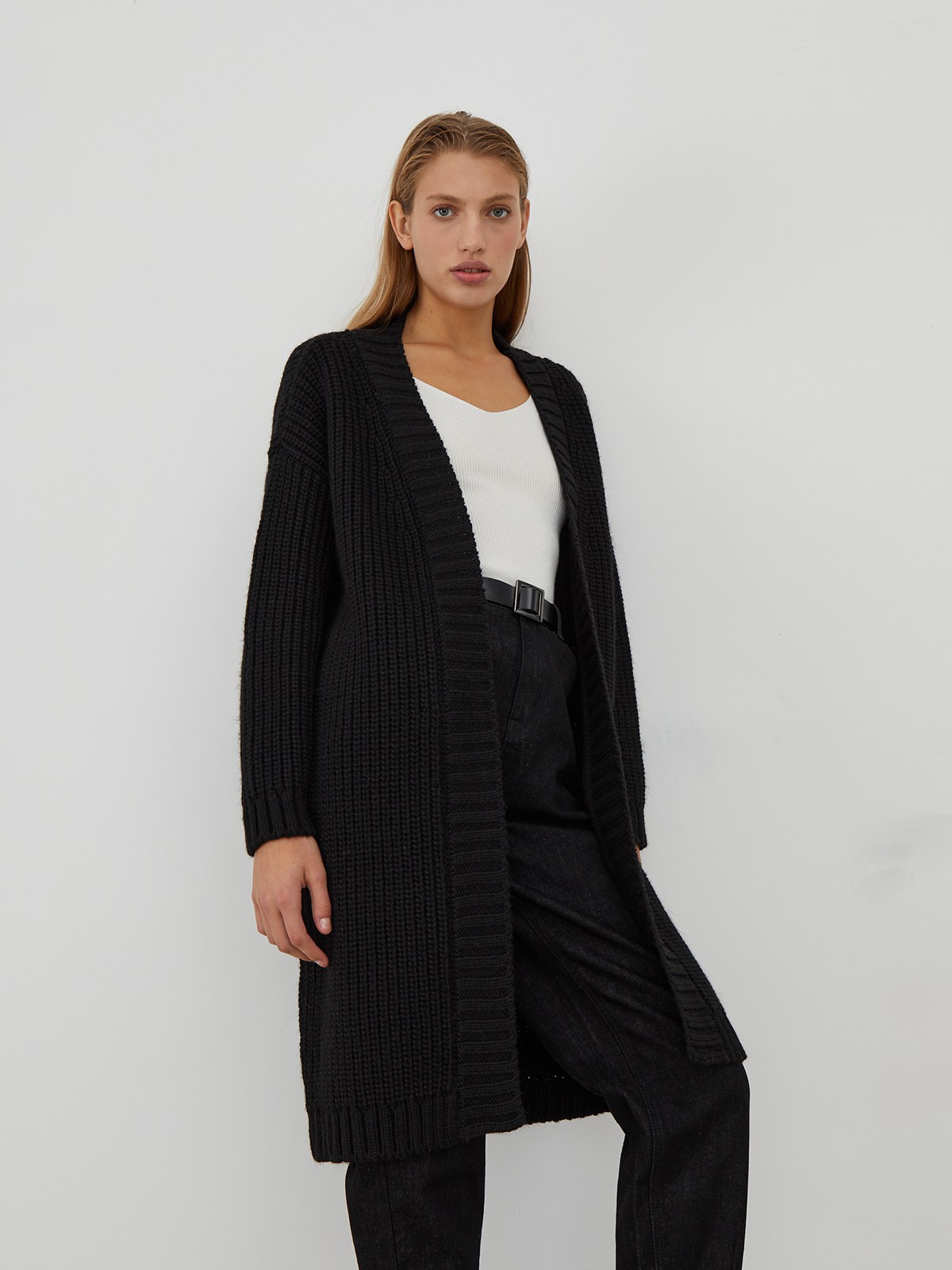 Oversize кардиган, цвет: Черный Allweneed
Кардиган oversize кроя из трикотажной ткани. Приспущенные рукава, манжеты и окантовка в широкий рубчик создают уютное настроение.